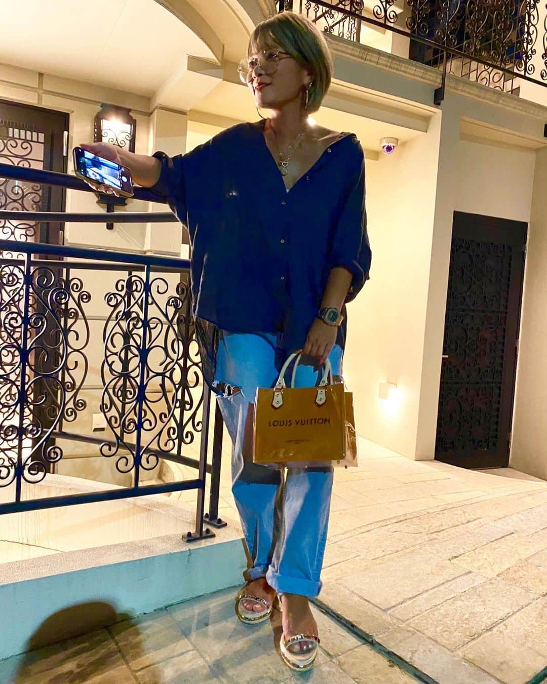 宮下美恵さんのインスタグラム写真 - (宮下美恵Instagram)「実はデニムを良く着るけど、ボトムスはあまり履かない。 けど今年はやたら好き。 今とても欲しい濃いブルーデニムのGジャンに迷い中。 濃いデニムなんて余計に抵抗あって。キムタクが着てて欲しくなったとゆー、男性の影響w  #zara#オススメコーデ #大人カジュアル #低身長コーデ#アラフォーコーデ #アラフォー#アラフォーママ #アラフォーファッション #アラフォー女子 #アラフォー美容 #アラフォーメイク #アラフォーママ #三姉妹ママ #三姉妹#金髪 #金髪ショート #ショートヘア #ショートカット #デニム#デニムコーデ #デニムパンツ #シャツコーデ #シャツ #小麦肌#秋コーデ#ootd#スタジャン#スカジャン#スタジャンコーデ#ダメージデニム」9月28日 20時40分 - miemiyashita