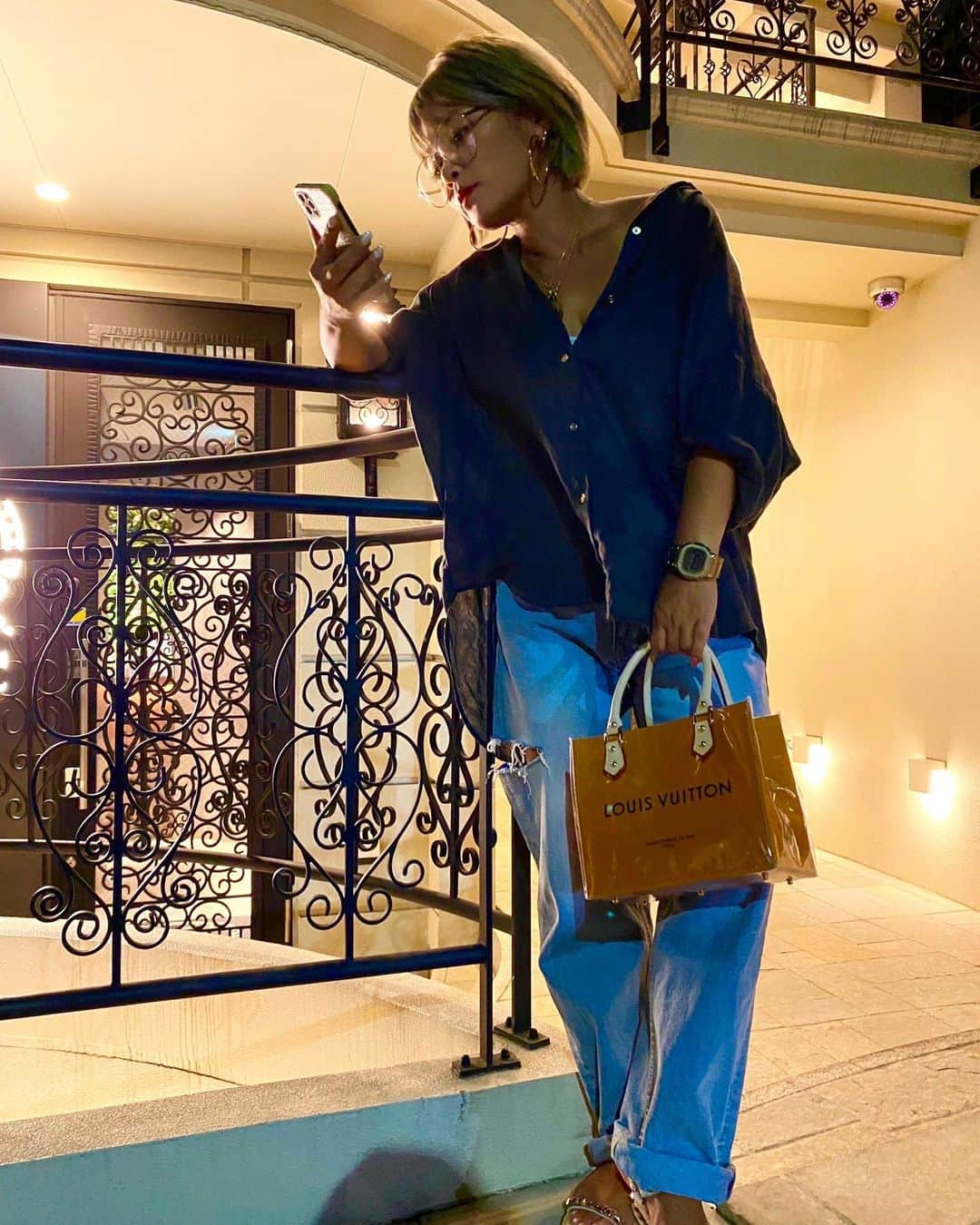 宮下美恵さんのインスタグラム写真 - (宮下美恵Instagram)「実はデニムを良く着るけど、ボトムスはあまり履かない。 けど今年はやたら好き。 今とても欲しい濃いブルーデニムのGジャンに迷い中。 濃いデニムなんて余計に抵抗あって。キムタクが着てて欲しくなったとゆー、男性の影響w  #zara#オススメコーデ #大人カジュアル #低身長コーデ#アラフォーコーデ #アラフォー#アラフォーママ #アラフォーファッション #アラフォー女子 #アラフォー美容 #アラフォーメイク #アラフォーママ #三姉妹ママ #三姉妹#金髪 #金髪ショート #ショートヘア #ショートカット #デニム#デニムコーデ #デニムパンツ #シャツコーデ #シャツ #小麦肌#秋コーデ#ootd#スタジャン#スカジャン#スタジャンコーデ#ダメージデニム」9月28日 20時40分 - miemiyashita