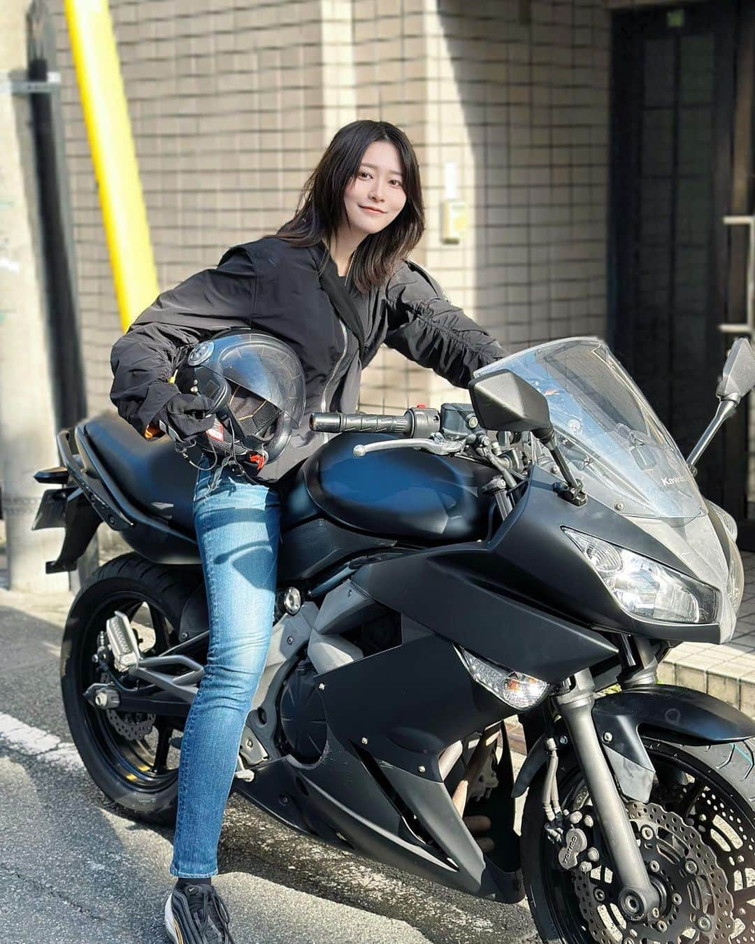 彩雪のインスタグラム：「KAWASAKI NINJA 400R  本当に免許とってよかった🥲✨毎日乗ってる🏍️ 昨日載せたreelsのコメント見たらバイク乗ってる方がめちゃくちゃ多くてびっくり！！ たくさんのコメントありがとうございます🙇💟  やろうと思ったときにやった方がいいと思って、バイク乗りたいと思った次の日に車校申し込みにいったんだよね笑  車校にも通ってたから実はここ何ヶ月間か3つの習い事してました。残りの2つはもうずっと通ってるから日常の一部になってたんだけど、＋車校となるとなかなか大変だった。笑　1週間168時間もあるんだから気合い！！って思い続けた期間でした笑　でもやっぱりやりたいことを学ぶのは楽しかった！これからはもっとたくさん乗って上達していくぞ🔥  #instaofmotorized」