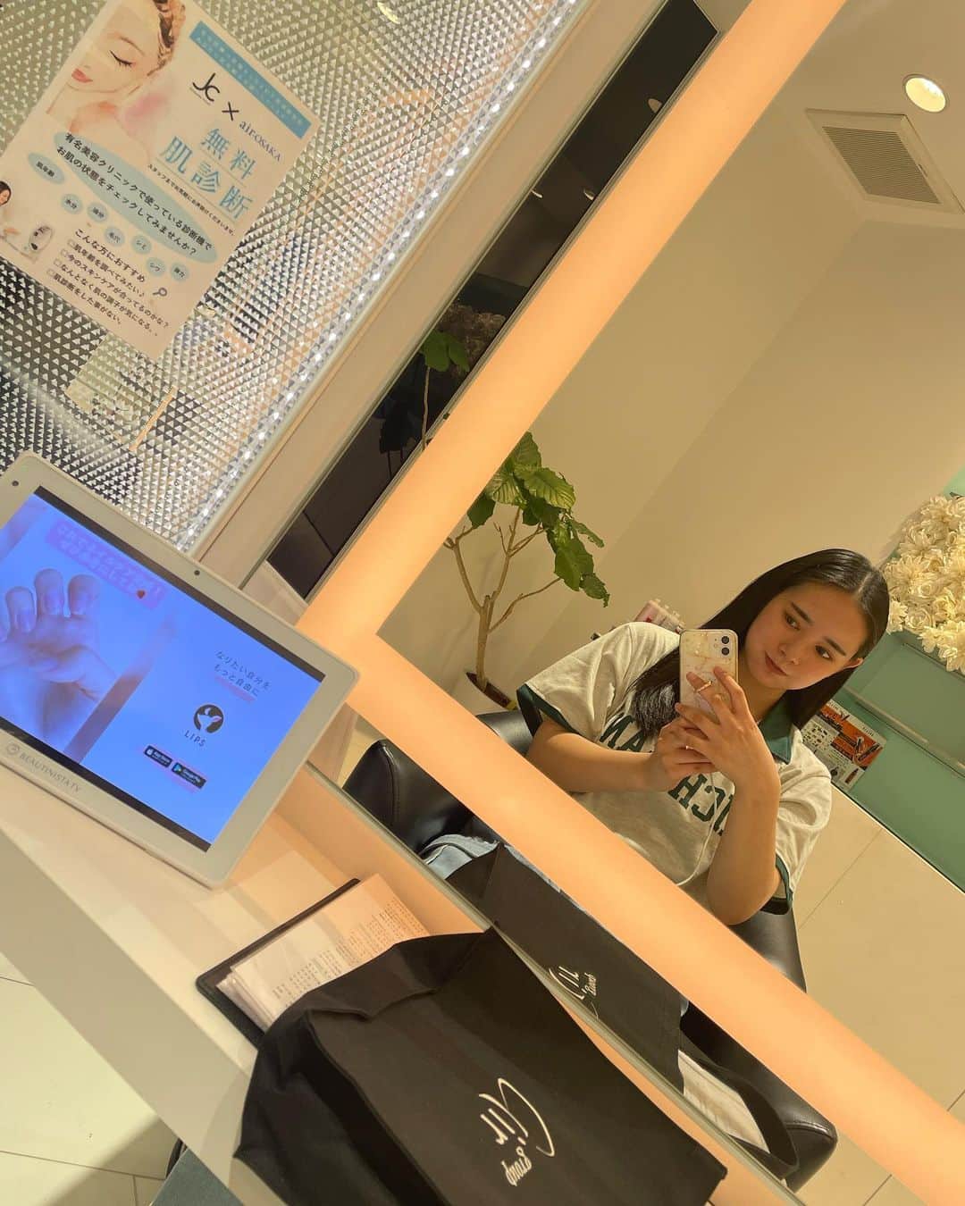 のインスタグラム：「今日も一日お疲れ様です！ 先日美容室に行った時の写真です！ いつも綺麗にして頂いてありがとうございます☺️  最後の動画プシューっていうのが面白くて動画を撮って、いつかな、まだかなって動画撮ってました笑 プシューっていうの面白くてプシューの瞬間頭皮もスッキリして、髪の毛も艶々にしてくれます！  最高です👍  そして眉毛もやって頂きました！  柔らかくして頂いて、メイクしやすくなりました！ いつもありがとうございます🙇‍♀️ 眉毛 → @air_riko_yamamoto   今日はお母さんと買い物に行きました！  中3から使っていた修正テープが気づいたら使い切っていたのでやっとで買いに行きましたぁ！笑  皆さんは最近買ったものありますか？」