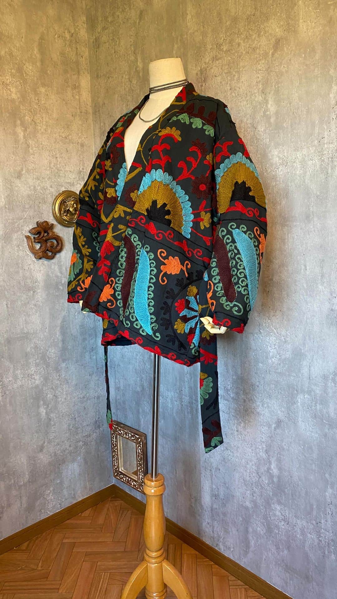 Chief used&vintageのインスタグラム：「9.28 Suzani Gown Insta Live   インスタライブご視聴いただきありがとうございました！  本日入荷のスザニガウンを全アイテム試着しながらご紹介させていただきました。 コーディネートのアイディアなどもお話ししましたので、 柄でお悩みの方はぜひオンラインとあわせて ご覧ください。」