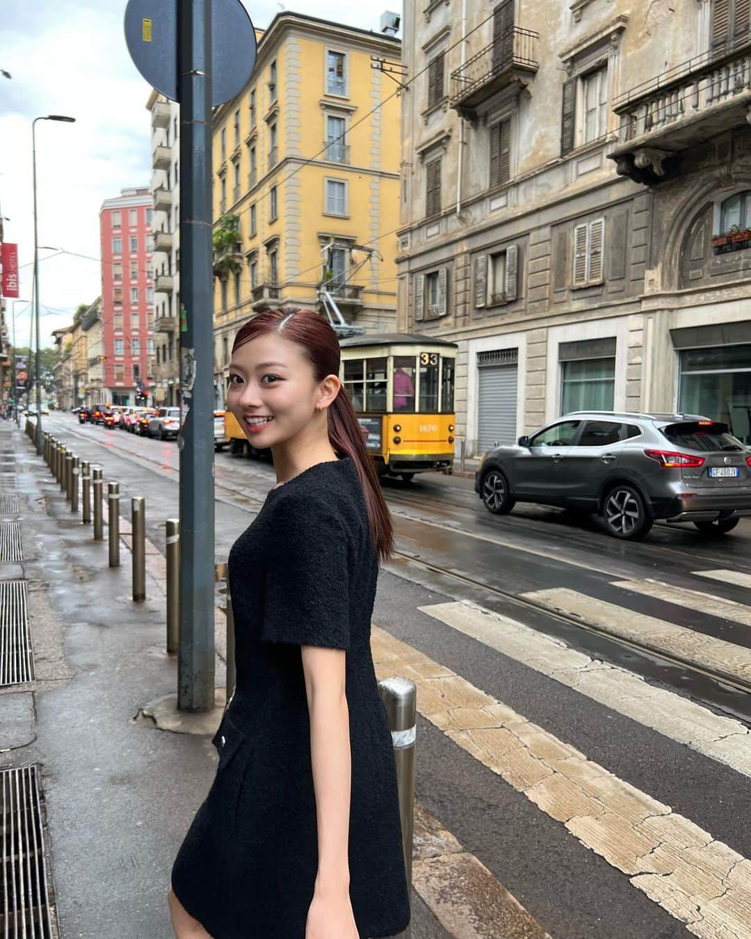 水戸由菜さんのインスタグラム写真 - (水戸由菜Instagram)「・ BOSS  ブラックのワンピにホワイトのミニバックかわいい  黄色の路面電車も…🚃💛」9月28日 20時42分 - yuna_3047