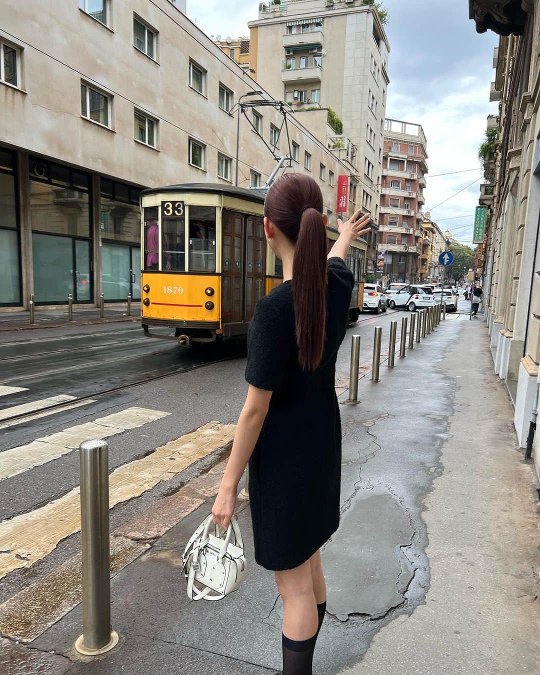 水戸由菜さんのインスタグラム写真 - (水戸由菜Instagram)「・ BOSS  ブラックのワンピにホワイトのミニバックかわいい  黄色の路面電車も…🚃💛」9月28日 20時42分 - yuna_3047