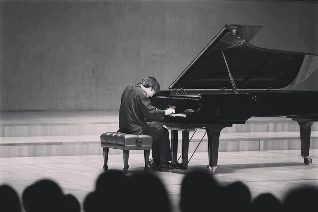 藤田真央さんのインスタグラム写真 - (藤田真央Instagram)「Beautiful moment from Shanghai last night.  #shanghai #piano #recital」9月28日 20時42分 - maofujita_piano