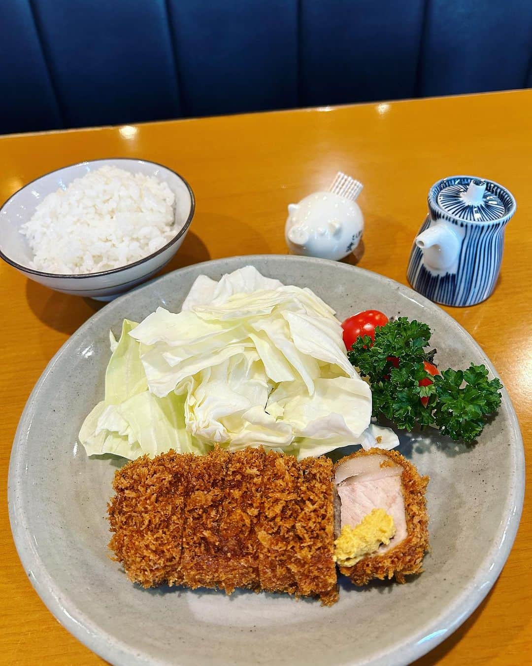 KagitaYukikoさんのインスタグラム写真 - (KagitaYukikoInstagram)「🍽 創業80年を超える老舗な とんかつ武蔵さんでランチっ♪♪  前にお弁当 テイクアウトして 美味しかったから 揚げたてを お店で食べたくて やってきたのだッ(*^o^*)💕  ロースカツ定食に ヘレとんかつ❤︎❤︎  お店オリジナルのソースも 美味いなぁ〜💕  ロースってこってりで 食後胸焼けしちゃうかなとか 心配な方もいると思うけど  ここのとんかつは あっさり ぺろりと食べれちゃう♡♡  揚げたて 最高でした(๑>◡<๑)💕  定食のごはん🍚 赤出汁 キャベツ お漬物はおかわりOK なのも嬉しいd(^_^o)✨✨  広々した 落ち着いた雰囲気のお店で おすすめですよん💕  @tonkatsu_musashi  #PR  #とんかつ武蔵  #とんかつ武蔵元町本店  #神戸  #神戸グルメ  #神戸とんかつ  #神戸ランチ  #神戸ディナー  #元町  #元町グルメ  #元町とんかつ  #元町ランチ  #元町ディナー  #関西  #関西グルメ #とんかつ #老舗 #グルメな人と繋がりたい  #食べ歩き好きな人と繋がりたい  #食べすたぐらむ」9月28日 20時42分 - mermaid.yukinko