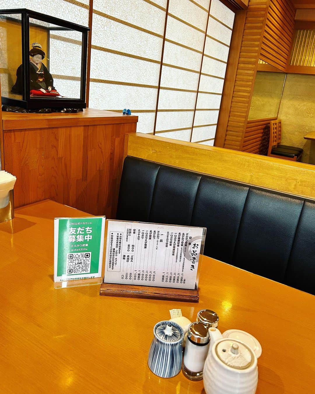 KagitaYukikoさんのインスタグラム写真 - (KagitaYukikoInstagram)「🍽 創業80年を超える老舗な とんかつ武蔵さんでランチっ♪♪  前にお弁当 テイクアウトして 美味しかったから 揚げたてを お店で食べたくて やってきたのだッ(*^o^*)💕  ロースカツ定食に ヘレとんかつ❤︎❤︎  お店オリジナルのソースも 美味いなぁ〜💕  ロースってこってりで 食後胸焼けしちゃうかなとか 心配な方もいると思うけど  ここのとんかつは あっさり ぺろりと食べれちゃう♡♡  揚げたて 最高でした(๑>◡<๑)💕  定食のごはん🍚 赤出汁 キャベツ お漬物はおかわりOK なのも嬉しいd(^_^o)✨✨  広々した 落ち着いた雰囲気のお店で おすすめですよん💕  @tonkatsu_musashi  #PR  #とんかつ武蔵  #とんかつ武蔵元町本店  #神戸  #神戸グルメ  #神戸とんかつ  #神戸ランチ  #神戸ディナー  #元町  #元町グルメ  #元町とんかつ  #元町ランチ  #元町ディナー  #関西  #関西グルメ #とんかつ #老舗 #グルメな人と繋がりたい  #食べ歩き好きな人と繋がりたい  #食べすたぐらむ」9月28日 20時42分 - mermaid.yukinko