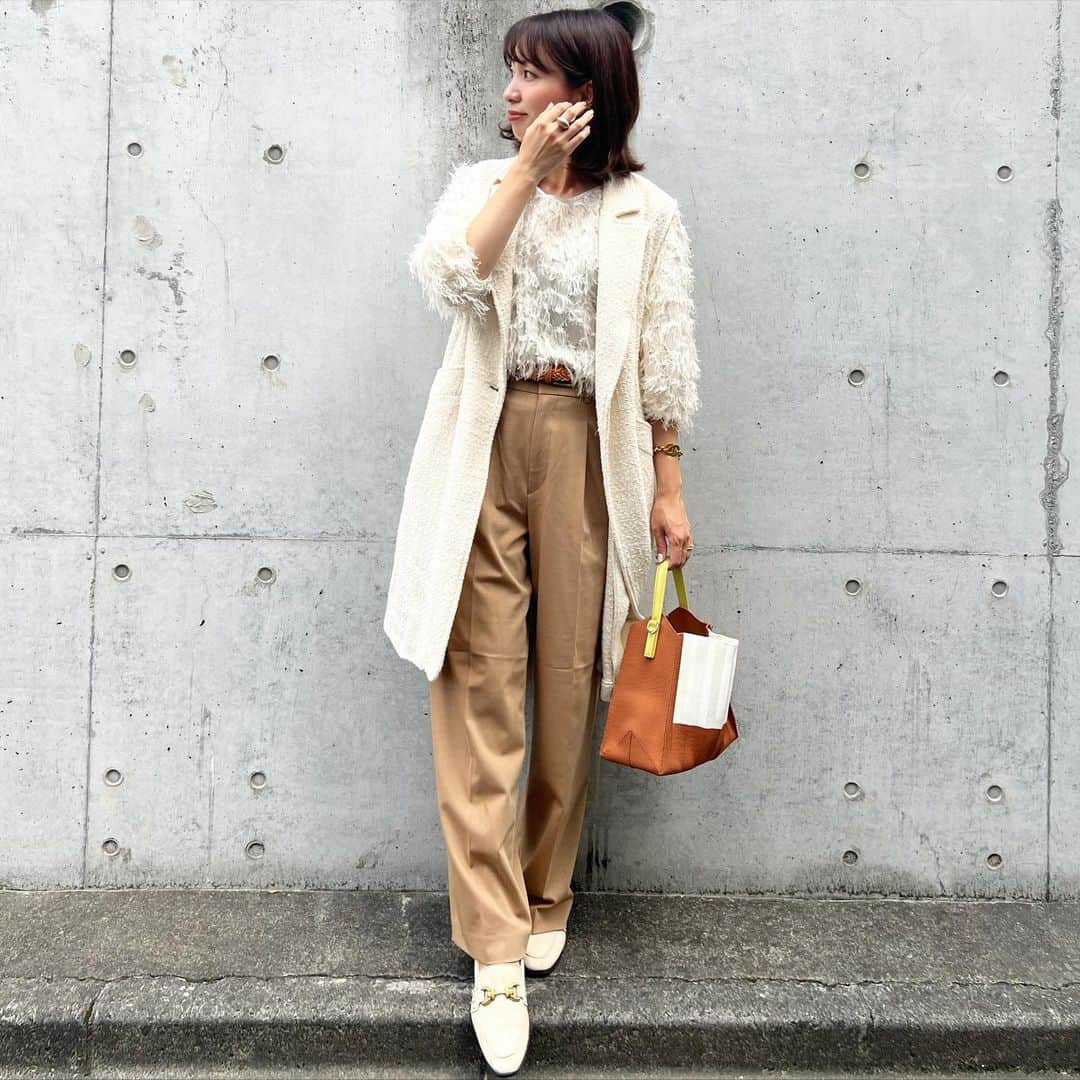 筧沙奈恵さんのインスタグラム写真 - (筧沙奈恵Instagram)「white×beige ・ 少し涼しい時間帯も出てきて、ジレが着られるようになってきました😌 ・ フワフワのシャギートップスにツイードジレを羽織った、今年らしいコーデを意識してみました🍂 ・ 今日は息子の空手教室の体験に行ってきました！今まで習い事は絶対にやらないと一点張りだった息子が、やっと習い事をする気に！ 来週から早速通い始めます🥋空手を頑張る息子の姿を見るのが楽しみ😍 ・ outer bag shoes @zara  tops @sylph_official  pants @uniqlo_jp  ・ ・ 🌱10月のご予約受付中！ 🌱顔タイプ診断®︎資格取得講座10月3日（火）4日（水）受付中！ ・ ・ #ママコーデ　#ママファッション　 #イエベ秋　#イエベ秋コーデ　#骨格ナチュラル　#骨格クラシックコーデ　#骨格ナチュラルコーデ　#顔タイプアクティブキュート　#顔タイプアクティブキュートコーデ　#夏コーデ　#夏コーデ2023 #顔タイプ診断　#顔タイプ診断東京 #ザラコーデ　#ザラ購入品」9月28日 20時43分 - sanaekakei