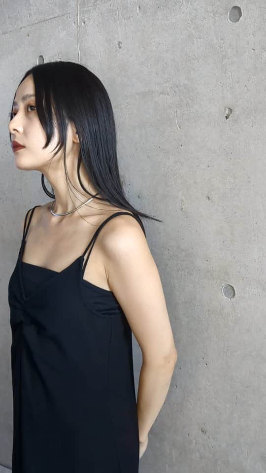 小川琴美のインスタグラム：「ヘアケアルーティーン  ヘアケアの感覚で使えるYA-MANのスムースアイロンフォトイオン。ストレートアイロンの概念が大きく変わったプロダクト。  普段はドライヤーのあと、髪が傷むのが嫌だからアイロンを使うのを避けることが多かったんだけど、これはアイロンを通すたびに指通りの良さを感じるからヘアケアの感覚で使える。むしろ使いたくなる。 仕上げにオイルをつけなくても髪のまとまりを感じるのもかなり良い。  #ヴェール髪 #保水ヘアアイロン #スムースアイロンフォト #アイロン #ストレートアイロン #YAMAN #PR」