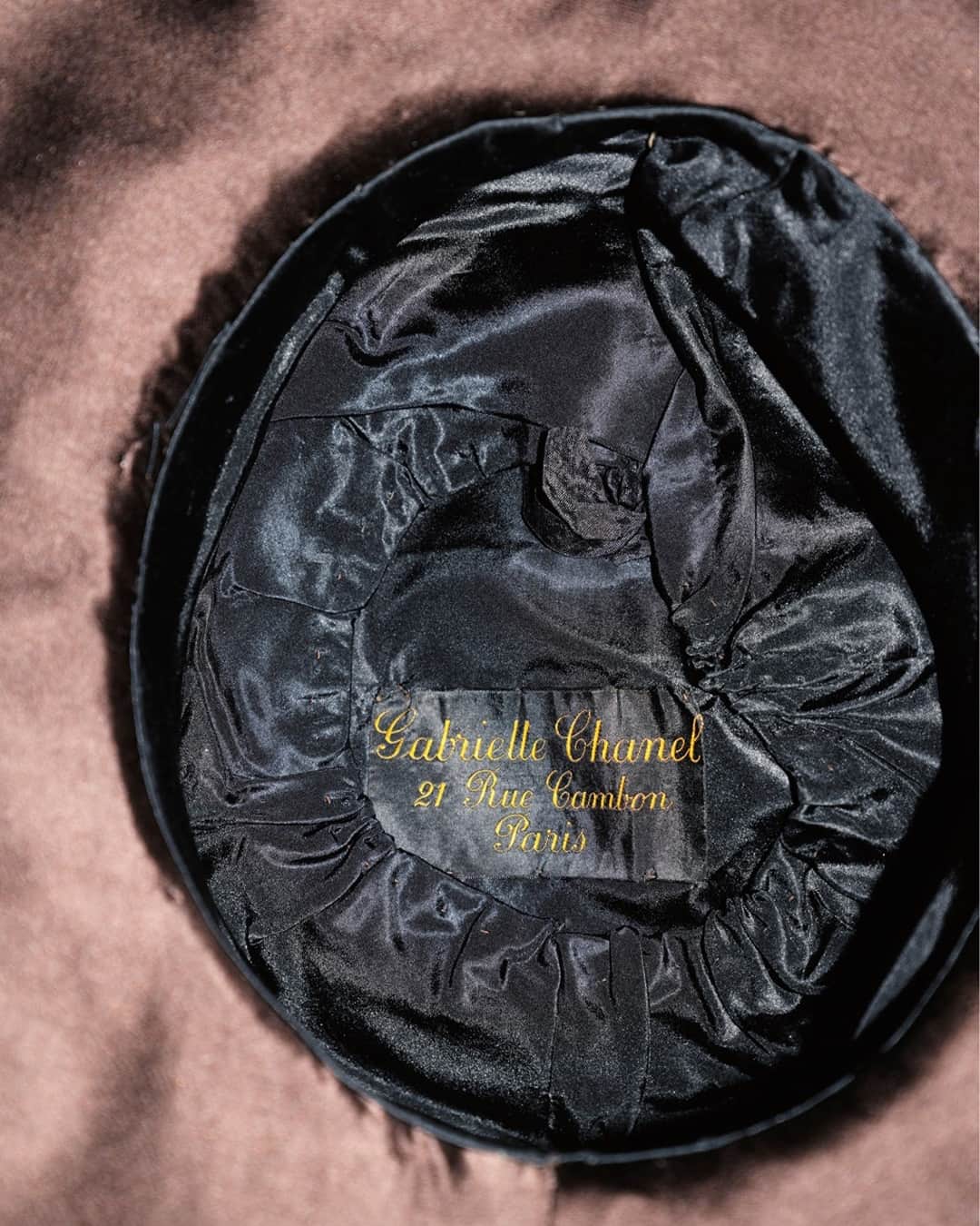 AnOther Magazineさんのインスタグラム写真 - (AnOther MagazineInstagram)「With Gabrielle Chanel. Fashion Manifesto now open at the @vamuseum in London, @alexanderfury delves into the history of the French house, and the philosophy of the woman who started it all 🎀⁠ ⁠ “That word, manifesto … I stood on a cliff, thinking over that,” @amandaharlech tells Alexander Fury. “But it really was a manifesto. A shattering audacity. She’s so convinced and is therefore so convincing of what she believes. And that’s very much a manifesto, this idea of, ‘I’ll stand here – I will stand on this soapbox, spiritually, and hold forth.’”⁠ ⁠ Read the full history, taken from the Autumn/Winter 2023 issue of AnOther Magazine, at the link in bio 📲⁠ ⁠ Photography by @jonathanvincentbaron⁠ 1. Clothing labels c 1930-60 by CHANEL⁠ 2. Belted blouse in silk jersey from the Spring/Summer 1916 collection by CHANEL⁠ 4. Slingback heels in leather and silk c 1962 by CHANEL⁠ 5. Dress (detail) in cotton from the Spring/ Summer 1933 collection by CHANEL⁠ 7. Hat in silk from the Spring/Summer 1917 collection by CHANEL⁠ ⁠ @chanelofficial #GabrielleChanel #FashionManifesto」9月28日 20時45分 - anothermagazine