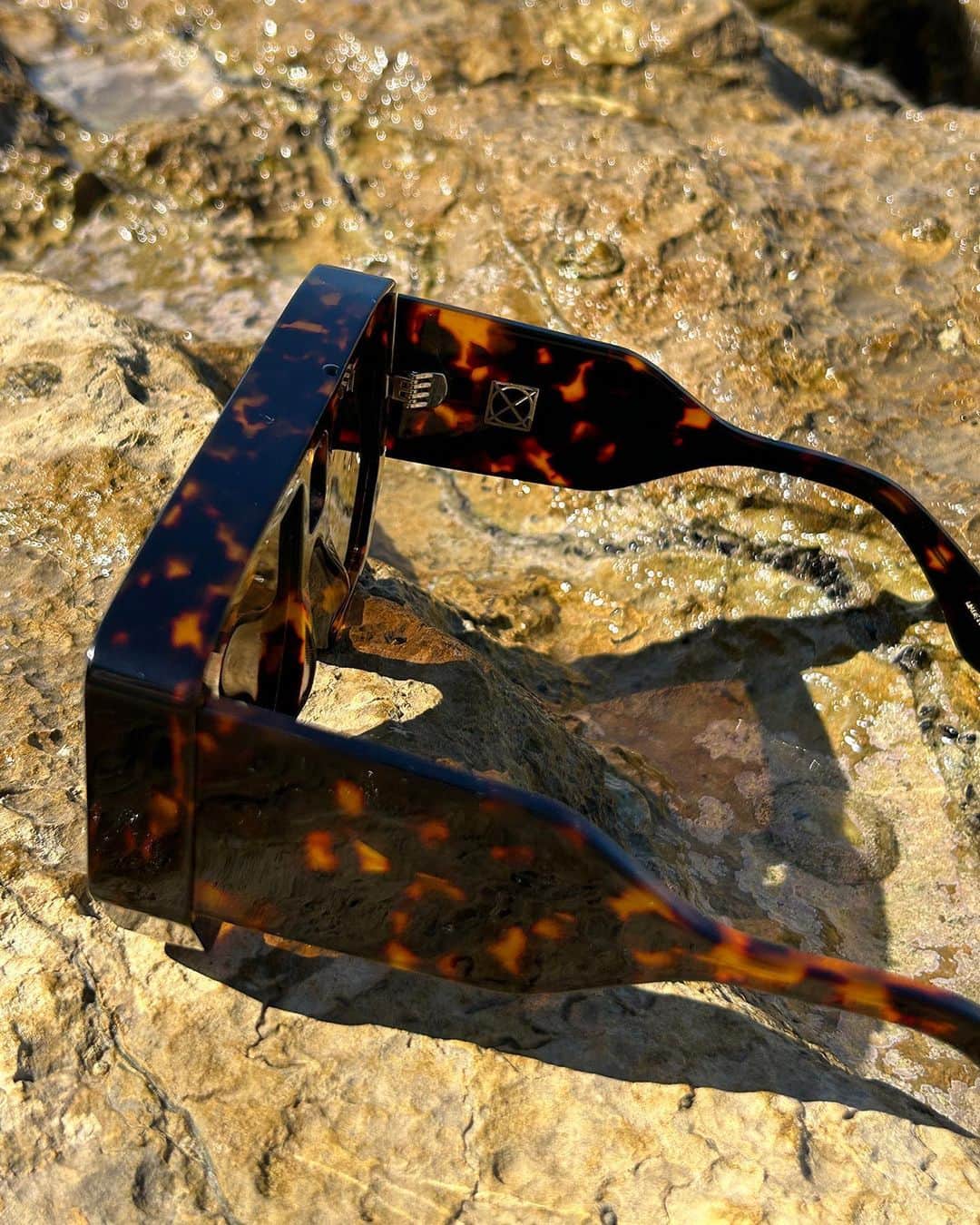 コモノさんのインスタグラム写真 - (コモノInstagram)「Mentally we’re here, chilling at the beach, wearing our new fav sunglasses, designed by @igordieryck 😌🌞」9月28日 20時45分 - komono