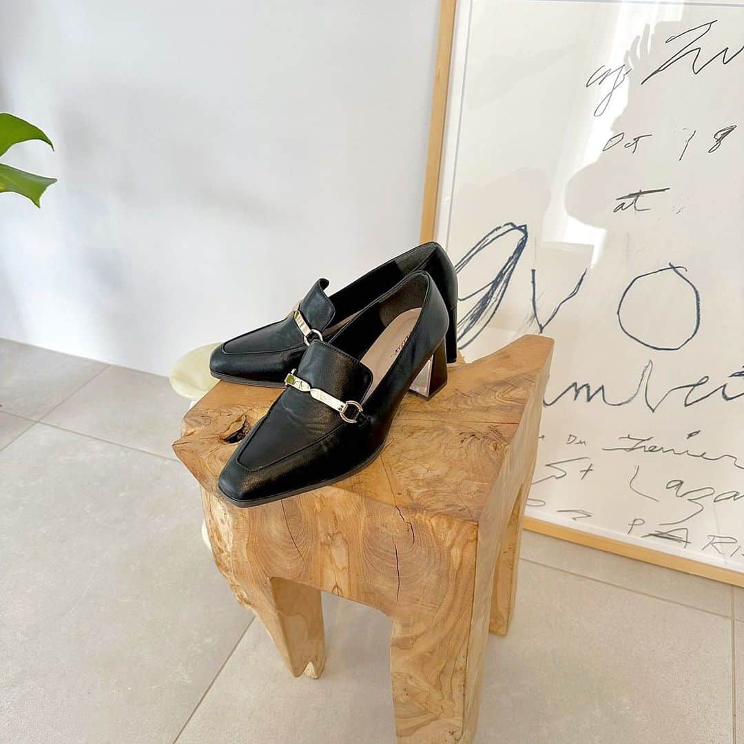 dazzlinさんのインスタグラム写真 - (dazzlinInstagram)「_____ Shoes collection  秋の移り変わりは足元から...！ ”歩きやすい”はもちろん”盛れる”シューズコレクション🩰  . #ストラップレディパンプス price : ￥12,100 ivory / black / beige size : M / L  . #アンクルミドルブーツ price : ￥11,000 ivory / black / beige size : M / L  . #スクエアトウロングブーツ price : ￥16,500 black / beige size : M / L  . #フェミニンヒールローファー price : ￥12,100 ivory / black / brown size : M / L  .  ____________________________________________  アイテム詳細はショッピングタグ or TOPページURLよりチェック🔗 » @dazzlin_official  . 全国のdazzlin staffのスタイリングをチェック👗 » @dazzlin_staff_snap  . #dazzlin #ダズリン #秋服コーデ #秋コーデ #ブーツ #ブーツコーデ #パンプス #パンプスコーデ  #推し活 #カフェ活 #カフェ巡り #参戦服 #参戦コーデ #大人コーデ #大人カジュアル #カジュアルコーデ #きれいめカジュアル #シンプルコーデ」9月28日 20時45分 - dazzlin_official