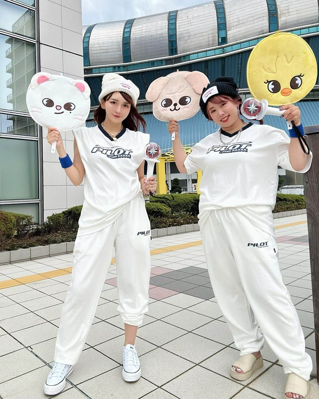 momoのインスタグラム：「5-STAR DOME TOUR 2023 ★★★★★in Osaka  2日目！ゆきちゃんと韓国のペンミで買ったTシャツとスウェットパンツでおそろい参戦できた🥰 お気に入りのパジャマになりそう😉笑  . #straykids#skz#stay#stayjapan#5star#5starskz#osaka#hyunjin#felix#leeknow#スキズ#京セラドーム#ヒョンジン#大阪#황현진#스트레이키즈#이용복#한지성」