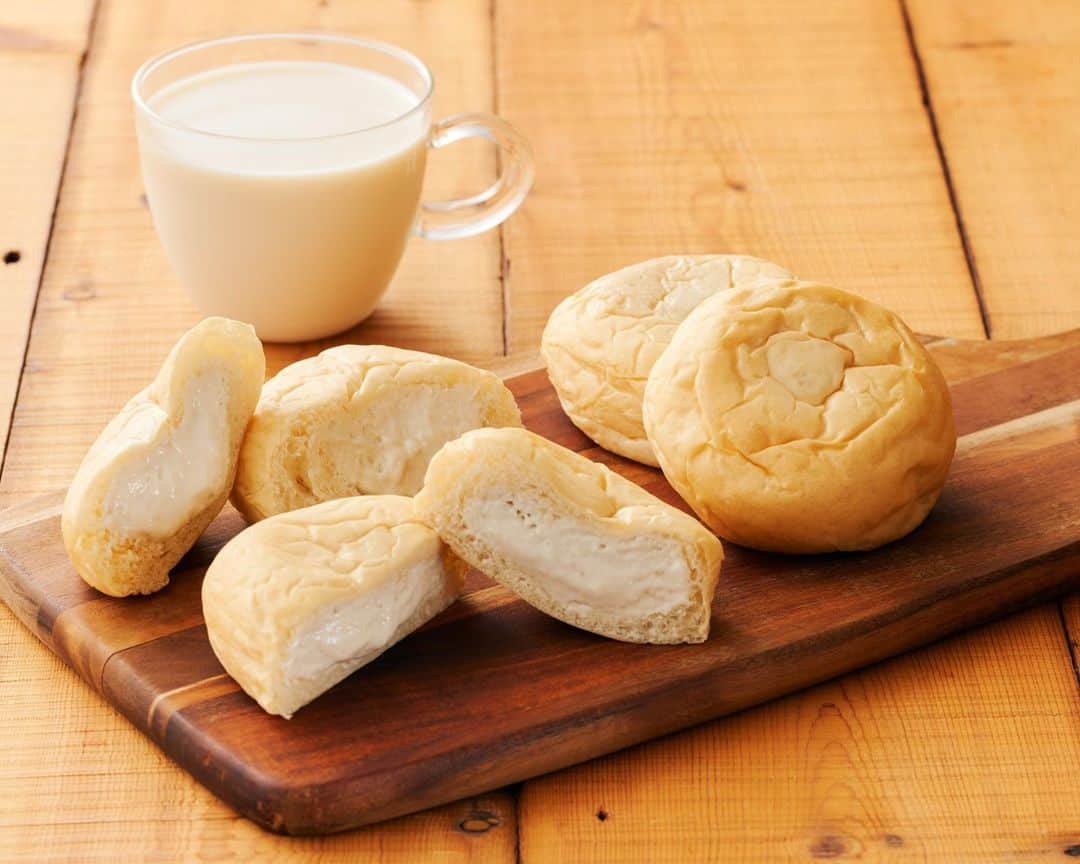 タリーズコーヒーさんのインスタグラム写真 - (タリーズコーヒーInstagram)「＼✨八天堂コラボ✨／ 『豆乳くりーむパン』  しっとり、やわらか。 優しい口あたりがたまらない😍  豆乳のまろやかな甘みのくりーむパンです🌱  コーヒーやカフェラテとの相性はもちろん、 お子様とご一緒におやつにもおすすめです👏  #タリーズ #タリーズラバーズ  #豆乳くりーむパン #豆乳」9月28日 15時19分 - tullyscoffeejapan