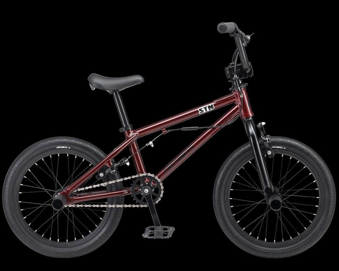 宇野陽介のインスタグラム：「本格的な、16inch BMX STN-AL の新色が10月中に入荷予定です！気になる方は、お早めに ARESBIKES 正規取扱店で、ご予約お願いいたします。  写真は、新色のG.D RED です。  #aresbikes #bmx #flatland #freestylebmx #street #bycicle  #kidsbmx #16inchbmx」