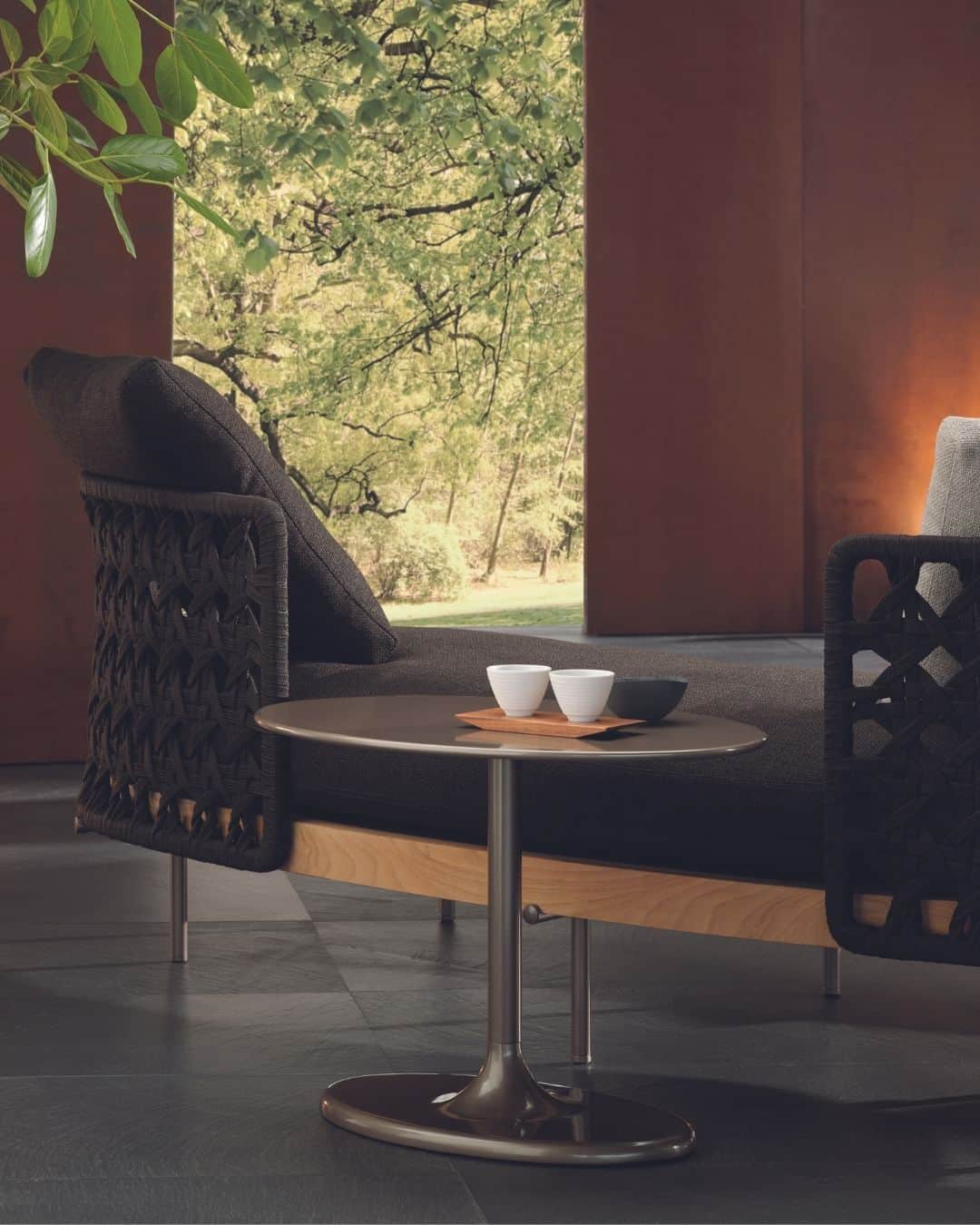 Minotti Londonさんのインスタグラム写真 - (Minotti LondonInstagram)「The outdoor version of the Taiko coffee table designed for indoor use brings with it the same characteristics of refined simplicity.  Made of cast aluminium with a Bronze varnished finish, with a special weatherproof treatment, Taiko Outdoor comes in two versions, both with an oval-shaped top: one version has a more generous surface, but a lower height, ideal for a lounge situation; the other, instead, has a smaller surface, but is taller in height, making it a furnishing piece that caters for all kinds and sizes of seats.  @nendo_official design.  Tap the link in our bio to discover the Taiko outdoor coffee table.  #taiko #minotti #minotilondon #coffeetable #interiordesign #design #italianstyle #italianfurniture #madeinitaly #nendo」9月28日 15時22分 - minottilondon