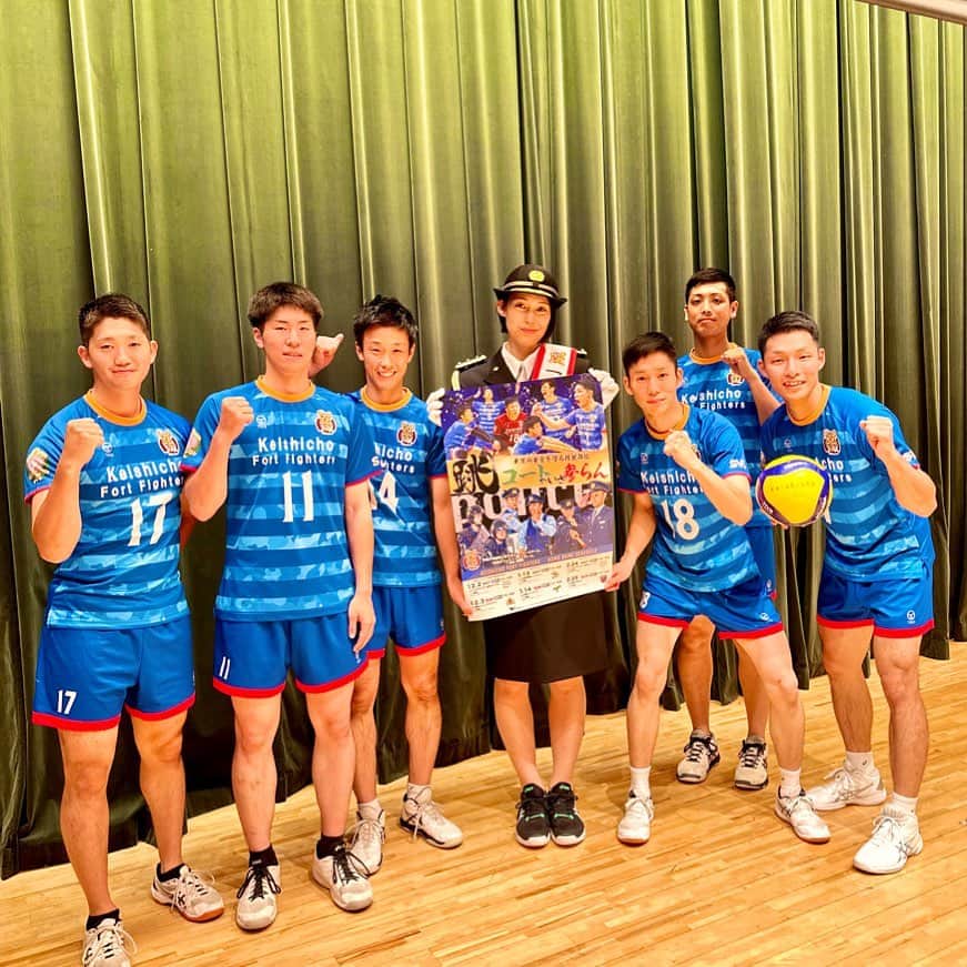 のインスタグラム：「. 先日、大井警察署にて 一日警察署長を務めさせていただきました👮 . 交通安全教室やミニトークショーなどの イベントを実施したのですが 警視庁フォートファイターズの選手のみなさんも 参加してくれました👮🏐 . みなさん機動隊に属していらっしゃるということで 精悍で、でも優しく穏やかでとても素敵でした✨✨ . 今シーズンのポスターを持ってきてくださったのですが 初めて勤務中の制服姿を掲載とのこと‼︎‼︎‼︎ やはりカッコよく素敵です✨ ただ、チームのSNSなどを持つことが難しいということで… こちらのポスターや試合の情報を なかなかみなさんにお伝えできないということで わたしがそのお手伝いをさせていただきます☺️‼︎ ポスターはストーリーにアップするので ぜひご覧ください😊✨ . 市民のみなさんの安全を守りながら バレーボールも頑張る選手たちを ぜひ応援してあげてください☺️✨ .  #警視庁フォートファイターズ  #Vリーグ#バレーボール好きな人と繋がりたい」