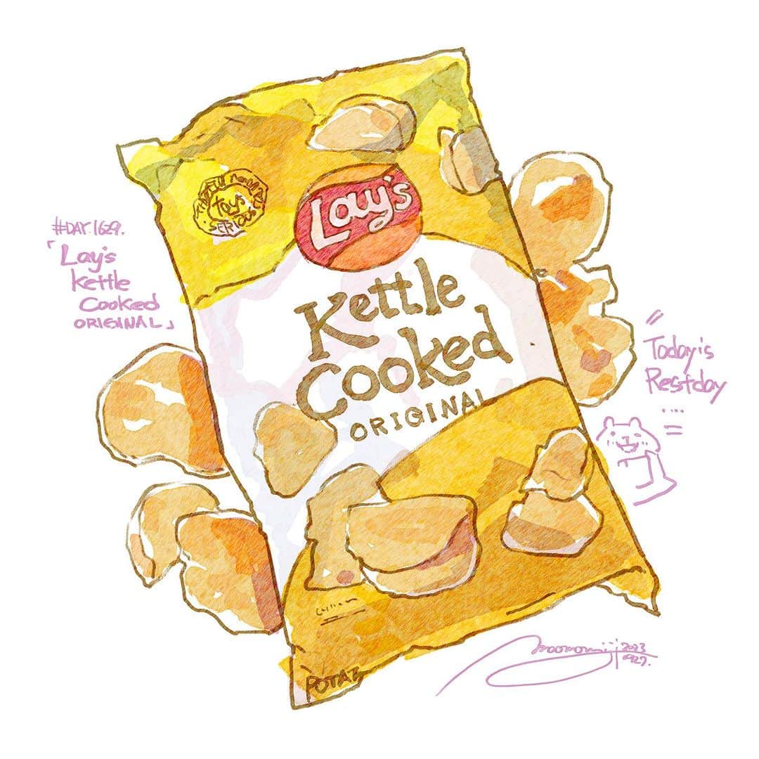 のインスタグラム：「『#1629/「Lay's kettle Cooked ORIGINAL」』  もみじ真魚/MaoMomiji 2023年9月28日 02:22  Today is my day off. I was so tired that I was mindlessly devouring a bag of chips in my room today. I opened a bag of them, but since it was my reward, I thought it would be okay at least for today.  「今日はお休み日」 怒涛の個展が終わって、今日はお休み日にしました。なんだか疲れがどっと出てしまって、今日はお部屋で無心にポテチを貪っていました。一袋開けちゃった、でも自分のご褒美としてだから、今日くらいはいいかな？  #日刊ごはんが好き #foodie #foodieart #dailyilovefood  #毎日更新 #foodillustration #fooddrawing #もみじ真魚 #maomomiji #飯テロ #美食 #lays #kettlecooked」