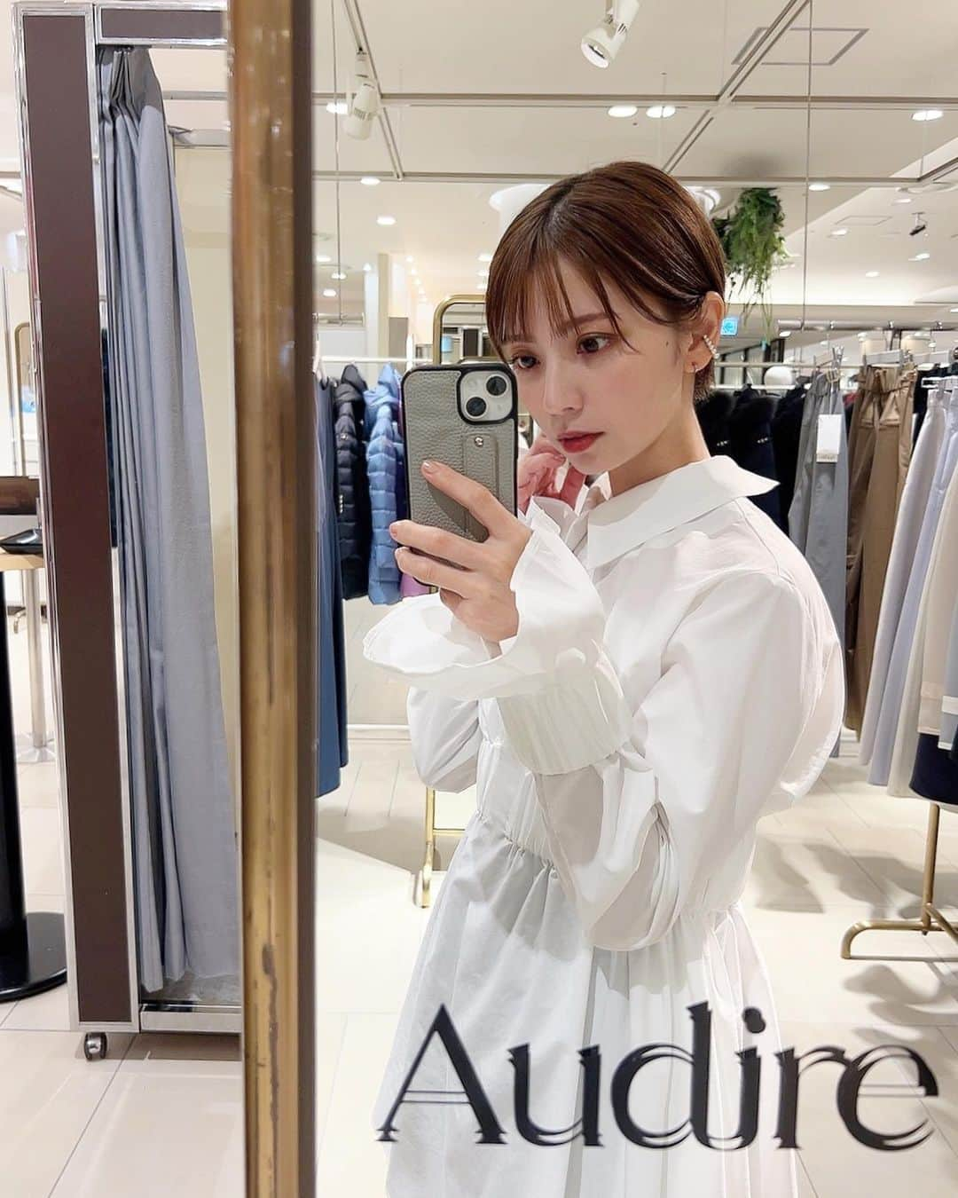 筒井愛実さんのインスタグラム写真 - (筒井愛実Instagram)「． @audire_official のPopupへ☻  シャツ可愛すぎない？🥹 袖が取り外しできるフリルがついてたり、襟もつけ外し可能で1着でのバリエーションが凄いの💯  パンツもウエスト周りのシルエットや生地感が上品で◎ ニットカーデは後ろのテーピングのデザインが可愛い🫶  短めのジャケットはワンピにサッと合わせられていいよね（ワンピ多い民には助かる）  10月3日まで阪急うめだ4F イットコンテンポラリーで開催してます♡ ． #pr #audire #code #ootd #30代コーデ #30代ファッション  #ママコーデ #ママファッション #大人コーデ #outfit #大阪ママ #関西ママ」9月28日 15時26分 - manamin_158cm