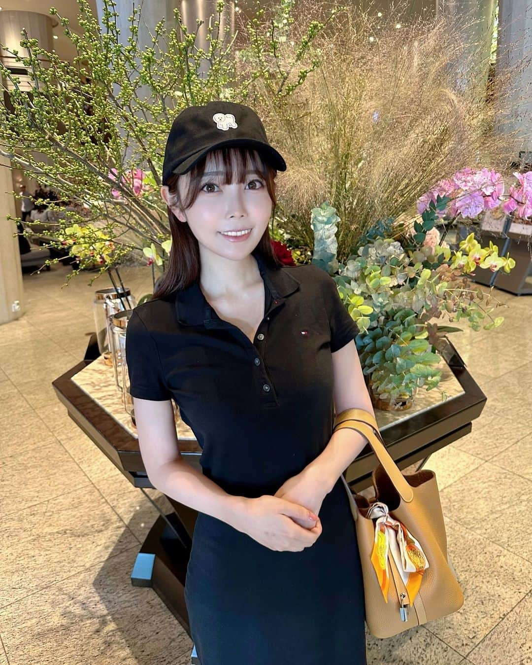 辻満里奈のインスタグラム：「韓国に遊びに来ています🇰🇷✨  昨日は、韓国で大人気の美容皮膚科「ラミチェ皮膚科」で肌管理をしてきました🎀 @lamicheskin   ラミチェに通うようになってから、肌を褒めてもらえることが格段に増えたので、定期的に旅行がてら通っています✈️🤍  毎度オーダーメイド処方なのが嬉しい😊  レーザーの後は紫外線が厳禁なので、大好きなトイプードル (?)がついたキャップを買いました🐩笑  また経過報告させてください🤍  #韓国 #韓国旅行 #肌管理 #美容皮膚科 #ラミチェ皮膚科 #韓国皮膚科 #lamiche #korea #アナウンサー #セントフォース #辻満里奈」