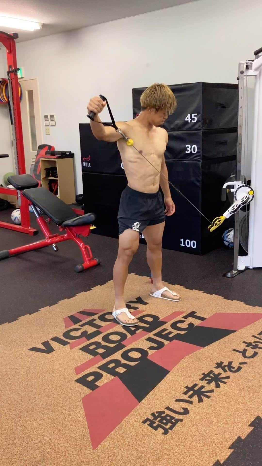 コンサドーレ札幌のインスタグラム：「駒井選手の筋トレ🏋️  #駒井善成  #コンサドーレ  #consadole」