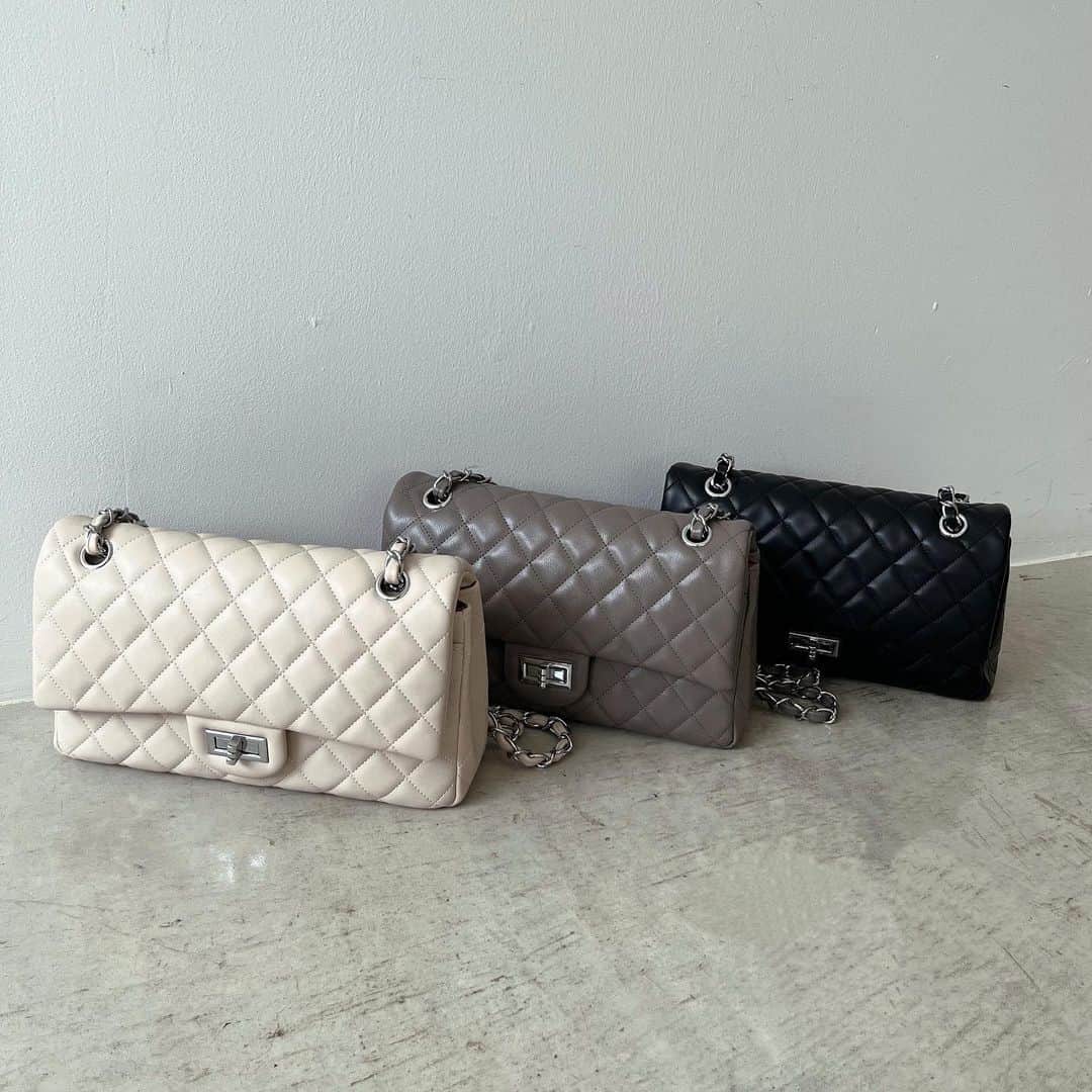 デュラスアンビエントのインスタグラム：「#キルティングシルバーチェーンショルダーバッグ <Ivory, Gray, Black> 【10/2(MON)20:00-】  シルバーチェーンが存在感を放つ、今季のキルティングバッグ。  秋冬らしいマットなフェイクレザー仕様に、ぷっくりとしたキルティング加工を施しました。  小さすぎないサイズ感で、しっかり荷物を入れたい人にもおすすめ。  ＿＿＿＿＿＿＿＿＿＿＿ ✔︎ @ambient_styling #AMBIENT #ambient_official #ambientstyle #アンビエント #23aw #キルティングバッグ #バッグ #お呼ばれコーデ」