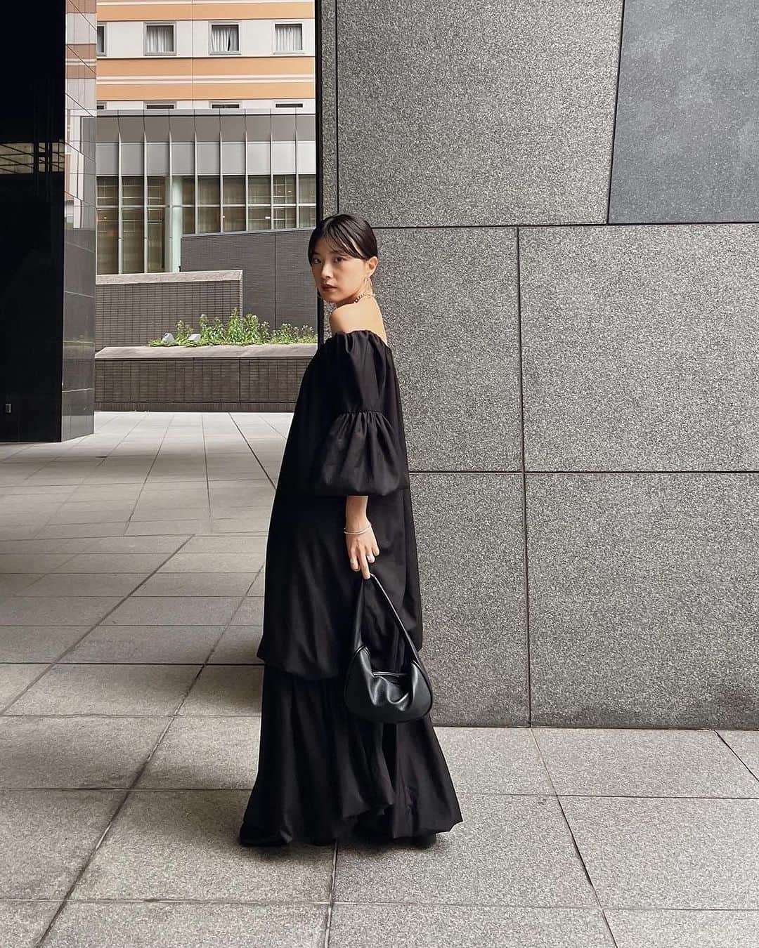 ETRÉ TOKYO ストアさんのインスタグラム写真 - (ETRÉ TOKYO ストアInstagram)「@etretokyo  【9/28 New Arrival】 ㅤㅤㅤ ㅤㅤ #ETREオフショルダーバルーンワンピース NAVY / BLACK F size ¥33,000(tax in)  ㅤㅤㅤ  新宿スタッフ @etretokyo_tobi 157cm @etretokyo_yumi 150cm  本社スタッフ @sakiko_113 154cm  ㅤㅤㅤ 着用カラー：BLACK  - - - - - - - - - - - - - - - - - - - - - - - - - - - -  商品詳細はTOPページURLよりチェック🔍 ›› @etretokyo_store  ㅤㅤㅤ スタッフコーディネートも毎日更新中【 #etretokyo_staff_ootd 】をフォロー🐿️  TOPページの"フォロー中"から 気になるスタッフのアカウントをフォロー🤝  ㅤㅤㅤ ㅤㅤ  - - - - - - - - - - - - - - - - - - - - - - - - - - - - ⁡  【INFORMATION】 ⁡ㅤㅤㅤ ⁡ ※ 9/28(木)発売のアイテムは 9/29(金)12:00よりお在庫のある場合、ルミネカード会員様限定で店舗通販のご利用が可能です。  ⁡ ※お電話がつながりにくい可能性がございます。 ⁡ ※また混雑時には入場制限及び 試着点数の制限を設けさせて頂きます。 予めご了承ください。 ⁡ ⁡ ご理解、ご協力を賜りますよう 心よりお願い申し上げます。   ㅤㅤㅤ 【LUMINE SHINJUKU STORE】 ETRÉ TOKYO ルミネ新宿2店 TEL：03-5989-0979  ー営業時間ー (平日、土日祝)11:00-21:00 ⁡  #etretokyo#etre#fashion#etretokyoshinjuku #etre#2023etre#etretokyo_staff_ootd#2023aw #大人ファッションコーデ #シンプルスタイル #白黒コーデ  #オトナカジュアルコーデ #フラットシューズ #秋先取り #オフショルダー #肩出し #肌見せコーデ」9月28日 15時29分 - etretokyo_store