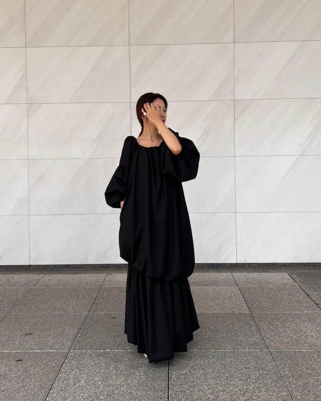 ETRÉ TOKYO ストアさんのインスタグラム写真 - (ETRÉ TOKYO ストアInstagram)「@etretokyo  【9/28 New Arrival】 ㅤㅤㅤ ㅤㅤ #ETREオフショルダーバルーンワンピース NAVY / BLACK F size ¥33,000(tax in)  ㅤㅤㅤ  新宿スタッフ @etretokyo_tobi 157cm @etretokyo_yumi 150cm  本社スタッフ @sakiko_113 154cm  ㅤㅤㅤ 着用カラー：BLACK  - - - - - - - - - - - - - - - - - - - - - - - - - - - -  商品詳細はTOPページURLよりチェック🔍 ›› @etretokyo_store  ㅤㅤㅤ スタッフコーディネートも毎日更新中【 #etretokyo_staff_ootd 】をフォロー🐿️  TOPページの"フォロー中"から 気になるスタッフのアカウントをフォロー🤝  ㅤㅤㅤ ㅤㅤ  - - - - - - - - - - - - - - - - - - - - - - - - - - - - ⁡  【INFORMATION】 ⁡ㅤㅤㅤ ⁡ ※ 9/28(木)発売のアイテムは 9/29(金)12:00よりお在庫のある場合、ルミネカード会員様限定で店舗通販のご利用が可能です。  ⁡ ※お電話がつながりにくい可能性がございます。 ⁡ ※また混雑時には入場制限及び 試着点数の制限を設けさせて頂きます。 予めご了承ください。 ⁡ ⁡ ご理解、ご協力を賜りますよう 心よりお願い申し上げます。   ㅤㅤㅤ 【LUMINE SHINJUKU STORE】 ETRÉ TOKYO ルミネ新宿2店 TEL：03-5989-0979  ー営業時間ー (平日、土日祝)11:00-21:00 ⁡  #etretokyo#etre#fashion#etretokyoshinjuku #etre#2023etre#etretokyo_staff_ootd#2023aw #大人ファッションコーデ #シンプルスタイル #白黒コーデ  #オトナカジュアルコーデ #フラットシューズ #秋先取り #オフショルダー #肩出し #肌見せコーデ」9月28日 15時29分 - etretokyo_store