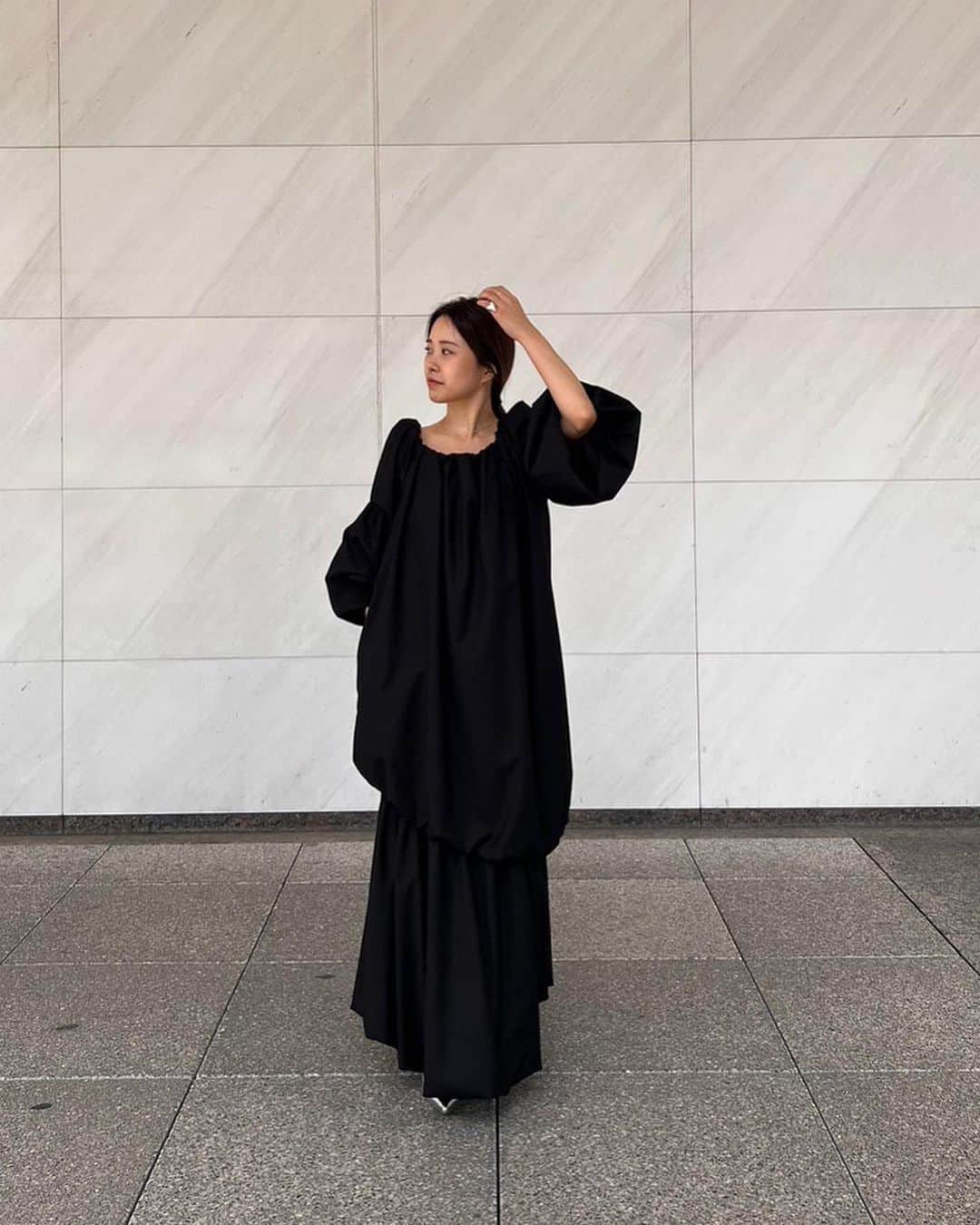 ETRÉ TOKYO ストアさんのインスタグラム写真 - (ETRÉ TOKYO ストアInstagram)「@etretokyo  【9/28 New Arrival】 ㅤㅤㅤ ㅤㅤ #ETREオフショルダーバルーンワンピース NAVY / BLACK F size ¥33,000(tax in)  ㅤㅤㅤ  新宿スタッフ @etretokyo_tobi 157cm @etretokyo_yumi 150cm  本社スタッフ @sakiko_113 154cm  ㅤㅤㅤ 着用カラー：BLACK  - - - - - - - - - - - - - - - - - - - - - - - - - - - -  商品詳細はTOPページURLよりチェック🔍 ›› @etretokyo_store  ㅤㅤㅤ スタッフコーディネートも毎日更新中【 #etretokyo_staff_ootd 】をフォロー🐿️  TOPページの"フォロー中"から 気になるスタッフのアカウントをフォロー🤝  ㅤㅤㅤ ㅤㅤ  - - - - - - - - - - - - - - - - - - - - - - - - - - - - ⁡  【INFORMATION】 ⁡ㅤㅤㅤ ⁡ ※ 9/28(木)発売のアイテムは 9/29(金)12:00よりお在庫のある場合、ルミネカード会員様限定で店舗通販のご利用が可能です。  ⁡ ※お電話がつながりにくい可能性がございます。 ⁡ ※また混雑時には入場制限及び 試着点数の制限を設けさせて頂きます。 予めご了承ください。 ⁡ ⁡ ご理解、ご協力を賜りますよう 心よりお願い申し上げます。   ㅤㅤㅤ 【LUMINE SHINJUKU STORE】 ETRÉ TOKYO ルミネ新宿2店 TEL：03-5989-0979  ー営業時間ー (平日、土日祝)11:00-21:00 ⁡  #etretokyo#etre#fashion#etretokyoshinjuku #etre#2023etre#etretokyo_staff_ootd#2023aw #大人ファッションコーデ #シンプルスタイル #白黒コーデ  #オトナカジュアルコーデ #フラットシューズ #秋先取り #オフショルダー #肩出し #肌見せコーデ」9月28日 15時29分 - etretokyo_store