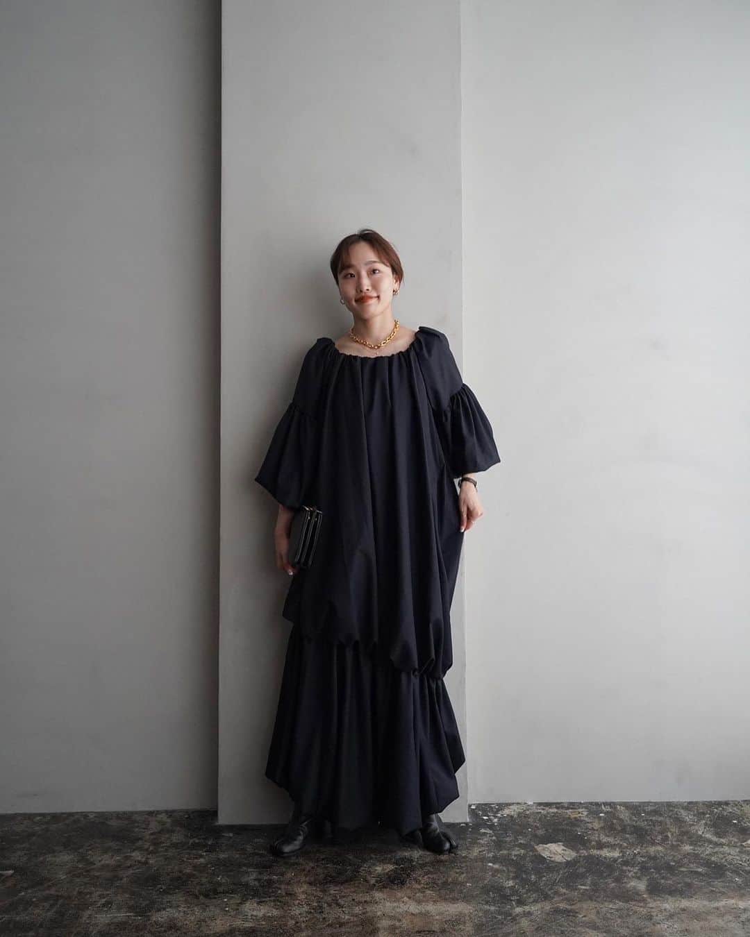 ETRÉ TOKYO ストアさんのインスタグラム写真 - (ETRÉ TOKYO ストアInstagram)「@etretokyo  【9/28 New Arrival】 ㅤㅤㅤ ㅤㅤ #ETREオフショルダーバルーンワンピース NAVY / BLACK F size ¥33,000(tax in)  ㅤㅤㅤ  新宿スタッフ @etretokyo_tobi 157cm @etretokyo_yumi 150cm  本社スタッフ @sakiko_113 154cm  ㅤㅤㅤ 着用カラー：BLACK  - - - - - - - - - - - - - - - - - - - - - - - - - - - -  商品詳細はTOPページURLよりチェック🔍 ›› @etretokyo_store  ㅤㅤㅤ スタッフコーディネートも毎日更新中【 #etretokyo_staff_ootd 】をフォロー🐿️  TOPページの"フォロー中"から 気になるスタッフのアカウントをフォロー🤝  ㅤㅤㅤ ㅤㅤ  - - - - - - - - - - - - - - - - - - - - - - - - - - - - ⁡  【INFORMATION】 ⁡ㅤㅤㅤ ⁡ ※ 9/28(木)発売のアイテムは 9/29(金)12:00よりお在庫のある場合、ルミネカード会員様限定で店舗通販のご利用が可能です。  ⁡ ※お電話がつながりにくい可能性がございます。 ⁡ ※また混雑時には入場制限及び 試着点数の制限を設けさせて頂きます。 予めご了承ください。 ⁡ ⁡ ご理解、ご協力を賜りますよう 心よりお願い申し上げます。   ㅤㅤㅤ 【LUMINE SHINJUKU STORE】 ETRÉ TOKYO ルミネ新宿2店 TEL：03-5989-0979  ー営業時間ー (平日、土日祝)11:00-21:00 ⁡  #etretokyo#etre#fashion#etretokyoshinjuku #etre#2023etre#etretokyo_staff_ootd#2023aw #大人ファッションコーデ #シンプルスタイル #白黒コーデ  #オトナカジュアルコーデ #フラットシューズ #秋先取り #オフショルダー #肩出し #肌見せコーデ」9月28日 15時29分 - etretokyo_store