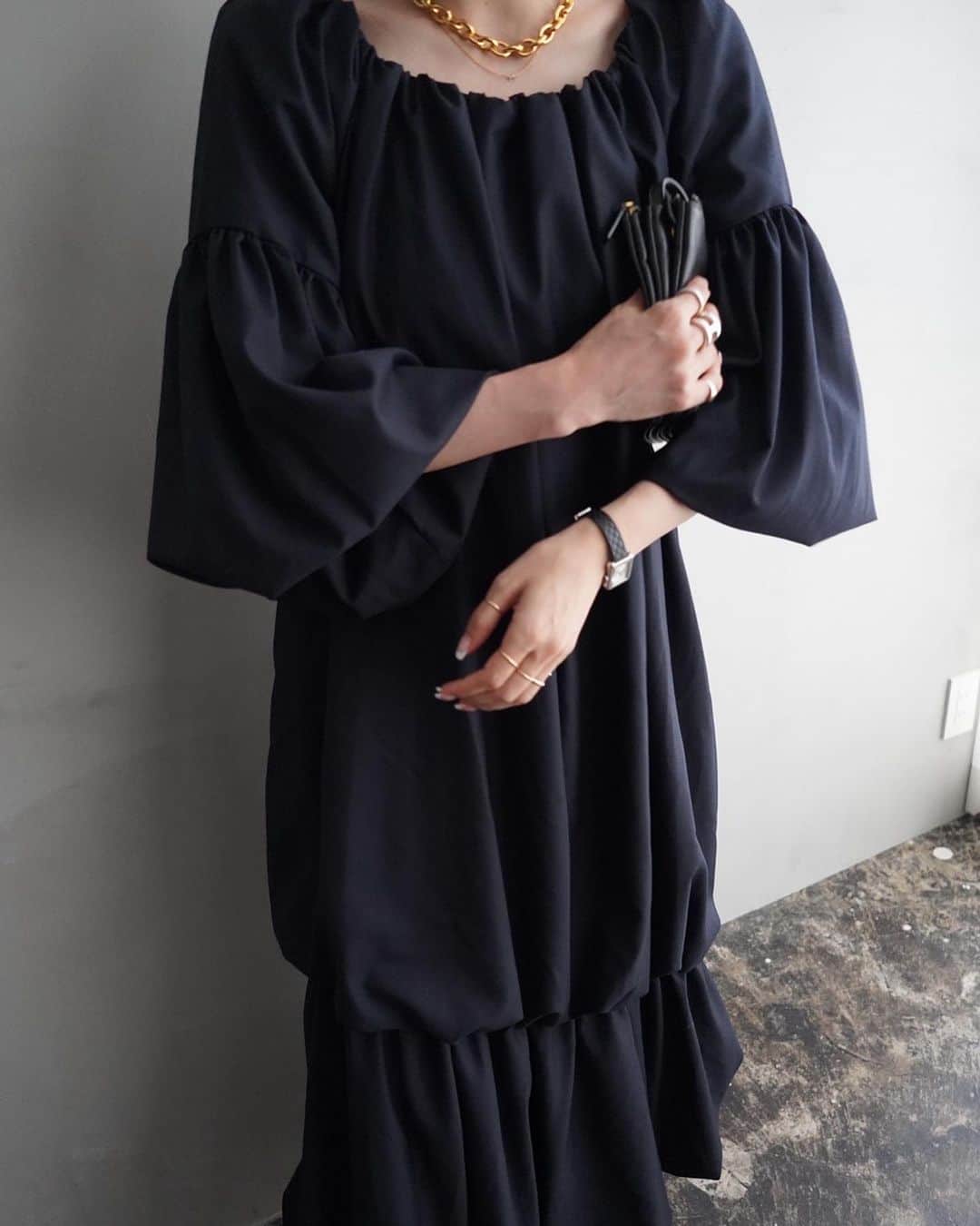 ETRÉ TOKYO ストアさんのインスタグラム写真 - (ETRÉ TOKYO ストアInstagram)「@etretokyo  【9/28 New Arrival】 ㅤㅤㅤ ㅤㅤ #ETREオフショルダーバルーンワンピース NAVY / BLACK F size ¥33,000(tax in)  ㅤㅤㅤ  新宿スタッフ @etretokyo_tobi 157cm @etretokyo_yumi 150cm  本社スタッフ @sakiko_113 154cm  ㅤㅤㅤ 着用カラー：BLACK  - - - - - - - - - - - - - - - - - - - - - - - - - - - -  商品詳細はTOPページURLよりチェック🔍 ›› @etretokyo_store  ㅤㅤㅤ スタッフコーディネートも毎日更新中【 #etretokyo_staff_ootd 】をフォロー🐿️  TOPページの"フォロー中"から 気になるスタッフのアカウントをフォロー🤝  ㅤㅤㅤ ㅤㅤ  - - - - - - - - - - - - - - - - - - - - - - - - - - - - ⁡  【INFORMATION】 ⁡ㅤㅤㅤ ⁡ ※ 9/28(木)発売のアイテムは 9/29(金)12:00よりお在庫のある場合、ルミネカード会員様限定で店舗通販のご利用が可能です。  ⁡ ※お電話がつながりにくい可能性がございます。 ⁡ ※また混雑時には入場制限及び 試着点数の制限を設けさせて頂きます。 予めご了承ください。 ⁡ ⁡ ご理解、ご協力を賜りますよう 心よりお願い申し上げます。   ㅤㅤㅤ 【LUMINE SHINJUKU STORE】 ETRÉ TOKYO ルミネ新宿2店 TEL：03-5989-0979  ー営業時間ー (平日、土日祝)11:00-21:00 ⁡  #etretokyo#etre#fashion#etretokyoshinjuku #etre#2023etre#etretokyo_staff_ootd#2023aw #大人ファッションコーデ #シンプルスタイル #白黒コーデ  #オトナカジュアルコーデ #フラットシューズ #秋先取り #オフショルダー #肩出し #肌見せコーデ」9月28日 15時29分 - etretokyo_store