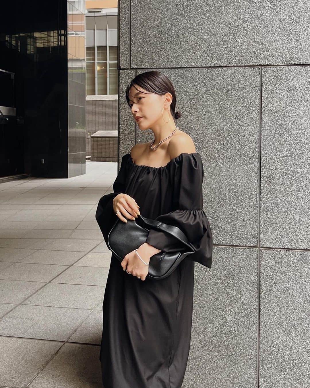 ETRÉ TOKYO ストアさんのインスタグラム写真 - (ETRÉ TOKYO ストアInstagram)「@etretokyo  【9/28 New Arrival】 ㅤㅤㅤ ㅤㅤ #ETREオフショルダーバルーンワンピース NAVY / BLACK F size ¥33,000(tax in)  ㅤㅤㅤ  新宿スタッフ @etretokyo_tobi 157cm @etretokyo_yumi 150cm  本社スタッフ @sakiko_113 154cm  ㅤㅤㅤ 着用カラー：BLACK  - - - - - - - - - - - - - - - - - - - - - - - - - - - -  商品詳細はTOPページURLよりチェック🔍 ›› @etretokyo_store  ㅤㅤㅤ スタッフコーディネートも毎日更新中【 #etretokyo_staff_ootd 】をフォロー🐿️  TOPページの"フォロー中"から 気になるスタッフのアカウントをフォロー🤝  ㅤㅤㅤ ㅤㅤ  - - - - - - - - - - - - - - - - - - - - - - - - - - - - ⁡  【INFORMATION】 ⁡ㅤㅤㅤ ⁡ ※ 9/28(木)発売のアイテムは 9/29(金)12:00よりお在庫のある場合、ルミネカード会員様限定で店舗通販のご利用が可能です。  ⁡ ※お電話がつながりにくい可能性がございます。 ⁡ ※また混雑時には入場制限及び 試着点数の制限を設けさせて頂きます。 予めご了承ください。 ⁡ ⁡ ご理解、ご協力を賜りますよう 心よりお願い申し上げます。   ㅤㅤㅤ 【LUMINE SHINJUKU STORE】 ETRÉ TOKYO ルミネ新宿2店 TEL：03-5989-0979  ー営業時間ー (平日、土日祝)11:00-21:00 ⁡  #etretokyo#etre#fashion#etretokyoshinjuku #etre#2023etre#etretokyo_staff_ootd#2023aw #大人ファッションコーデ #シンプルスタイル #白黒コーデ  #オトナカジュアルコーデ #フラットシューズ #秋先取り #オフショルダー #肩出し #肌見せコーデ」9月28日 15時29分 - etretokyo_store