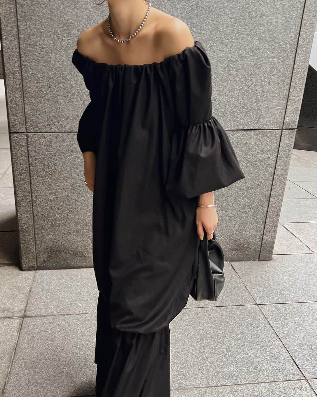 ETRÉ TOKYO ストアのインスタグラム：「@etretokyo  【9/28 New Arrival】 ㅤㅤㅤ ㅤㅤ #ETREオフショルダーバルーンワンピース NAVY / BLACK F size ¥33,000(tax in)  ㅤㅤㅤ  新宿スタッフ @etretokyo_tobi 157cm @etretokyo_yumi 150cm  本社スタッフ @sakiko_113 154cm  ㅤㅤㅤ 着用カラー：BLACK  - - - - - - - - - - - - - - - - - - - - - - - - - - - -  商品詳細はTOPページURLよりチェック🔍 ›› @etretokyo_store  ㅤㅤㅤ スタッフコーディネートも毎日更新中【 #etretokyo_staff_ootd 】をフォロー🐿️  TOPページの"フォロー中"から 気になるスタッフのアカウントをフォロー🤝  ㅤㅤㅤ ㅤㅤ  - - - - - - - - - - - - - - - - - - - - - - - - - - - - ⁡  【INFORMATION】 ⁡ㅤㅤㅤ ⁡ ※ 9/28(木)発売のアイテムは 9/29(金)12:00よりお在庫のある場合、ルミネカード会員様限定で店舗通販のご利用が可能です。  ⁡ ※お電話がつながりにくい可能性がございます。 ⁡ ※また混雑時には入場制限及び 試着点数の制限を設けさせて頂きます。 予めご了承ください。 ⁡ ⁡ ご理解、ご協力を賜りますよう 心よりお願い申し上げます。   ㅤㅤㅤ 【LUMINE SHINJUKU STORE】 ETRÉ TOKYO ルミネ新宿2店 TEL：03-5989-0979  ー営業時間ー (平日、土日祝)11:00-21:00 ⁡  #etretokyo#etre#fashion#etretokyoshinjuku #etre#2023etre#etretokyo_staff_ootd#2023aw #大人ファッションコーデ #シンプルスタイル #白黒コーデ  #オトナカジュアルコーデ #フラットシューズ #秋先取り #オフショルダー #肩出し #肌見せコーデ」