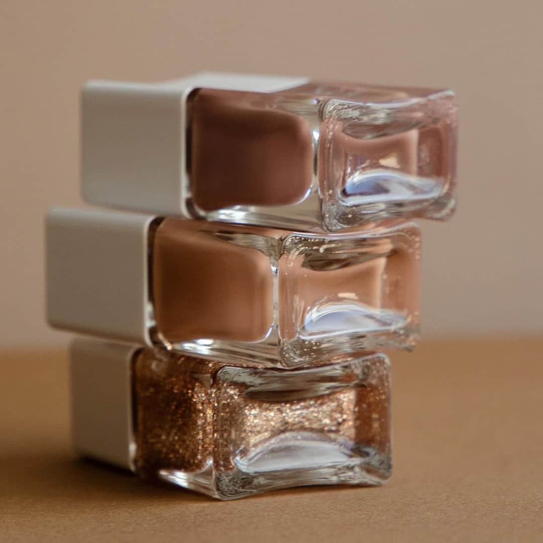 NAILS INCのインスタグラム：「. 塗って乾くとほんのり甘いコーヒーの香りを楽しめるブラウンカラーコレクション“CAFFEINE HIT”  カフェモカ、チャイなど、カフェメニューからインスパイアされた色めき、ほっとするコーヒーの甘い香りに癒されながらネイルを塗るひとときをお楽しみください。  【9/29(金)数量限定発売】 ◾︎ CAFFEINE HIT DUO - CHAI and MOCHA 税込3,800円 （14ml×2色）　  ＿＿＿＿＿＿＿＿＿＿＿＿＿＿＿＿＿＿＿  以下単品商品  ◾︎Chai Kiss ◾︎Afternoon Mocha ◾︎Rise & Grind 税込2,200円 （14ml）  #nailsinc #ネイルズインク #caffeinehit #カフェインヒット」
