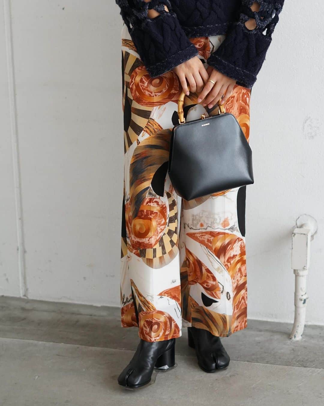 【ANN DE ARKさんのインスタグラム写真 - (【ANN DE ARKInstagram)「Mame Kurogouchi  Marble Print Trousers ￥57,200(tax in)  大胆に編まれた竹籠の造形や、編目が作り出す景色から着想を得て描かれた抽象的なグラフィックが魅力的なストレートパンツ。  ウエストをゴムにすることでリラックスムードも叶えてくれます！  ⁡ ⁡ ⁡ 詳しくはオフィシャルサイト【ARKnets】にて。 ■商品や通信販売に関しまして ご不明な点がございましたらお気軽にお問い合わせください。 ----------------------------------- オフィシャルサイトの在庫と店頭在庫は共有しております。 商品に関しましては、お気軽にコメントや店舗までお問い合わせください。 ⬇︎⬇︎⬇︎ @ann_de_ark  @arknets_official ⁡ #fashion #栃木 #宇都宮 #ショップ #セレクトショップ　#arknets #anndeark #mamekurogouchi #jilsander #maisonmargiela  ----------------------------------」9月28日 15時33分 - ann_de_ark