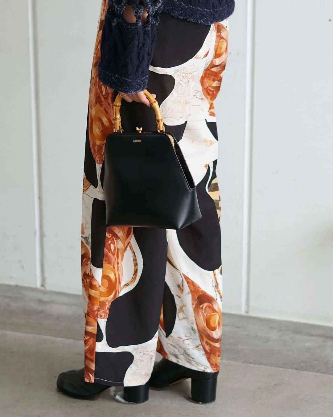 【ANN DE ARKさんのインスタグラム写真 - (【ANN DE ARKInstagram)「Mame Kurogouchi  Marble Print Trousers ￥57,200(tax in)  大胆に編まれた竹籠の造形や、編目が作り出す景色から着想を得て描かれた抽象的なグラフィックが魅力的なストレートパンツ。  ウエストをゴムにすることでリラックスムードも叶えてくれます！  ⁡ ⁡ ⁡ 詳しくはオフィシャルサイト【ARKnets】にて。 ■商品や通信販売に関しまして ご不明な点がございましたらお気軽にお問い合わせください。 ----------------------------------- オフィシャルサイトの在庫と店頭在庫は共有しております。 商品に関しましては、お気軽にコメントや店舗までお問い合わせください。 ⬇︎⬇︎⬇︎ @ann_de_ark  @arknets_official ⁡ #fashion #栃木 #宇都宮 #ショップ #セレクトショップ　#arknets #anndeark #mamekurogouchi #jilsander #maisonmargiela  ----------------------------------」9月28日 15時33分 - ann_de_ark