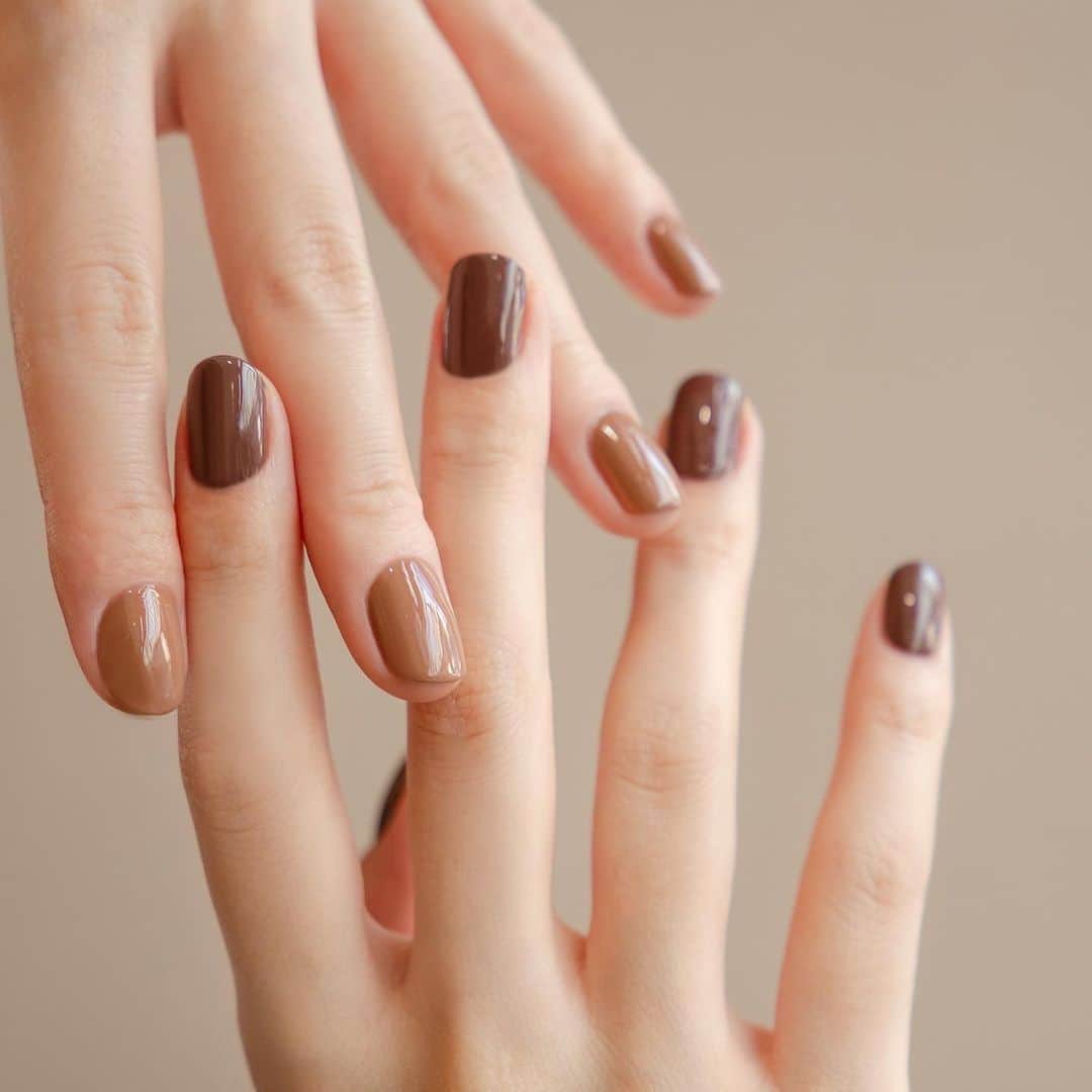 NAILS INCのインスタグラム：「.  【数量限定発売】 指先からほんのり香る、ほっとする甘いコーヒーの香り。  まろやかな色めきとスパイシーさで指先をシックに彩る “CHAI KISS”、モカのような甘さとほろ苦さを併せ持つ “AFTERNOON MOCHA” の2色セットが限定登場。  ◾︎ CAFFEINE HIT DUO - CHAI and MOCHA 税込3,800円 （14ml×2色）　  〈 2023年9月29日(金)発売 〉 オンラインショップ(10:00～)、直営店舗 発売開始  #nailsinc #ネイルズインク #caffeinehit #カフェインヒット」