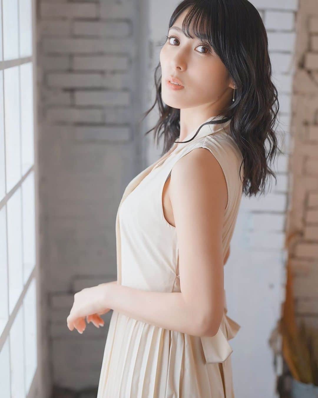 金子智美のインスタグラム：「ノースリーブ日和☀️✨ 10月入ったら一気に秋めいてくるんだろうなぁ🤭🍂 涼しくなったらピコ連れてどこかにお出かけしたいなぁ💗🐶」