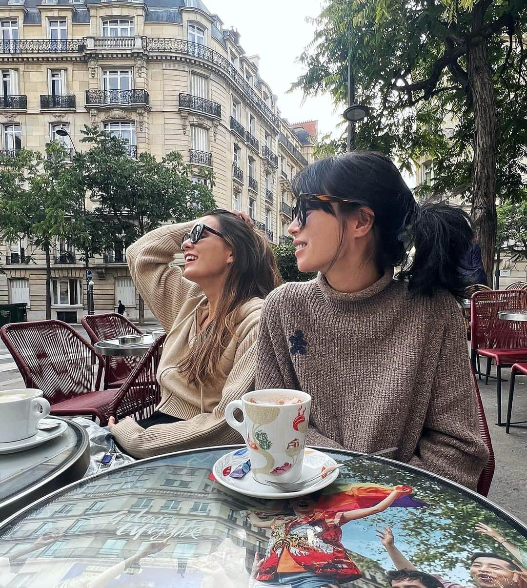 紗羅マリーのインスタグラム：「起きてすぐ カフェ☕️ with Sis @kellysoooreal  パリに来て、コーヒーが飲めるようになりました  これはココアだけど　笑  毎朝朝ごはんは 各自で作る。 食べたら徒歩10秒のカフェでコーヒー  ルーティーン」