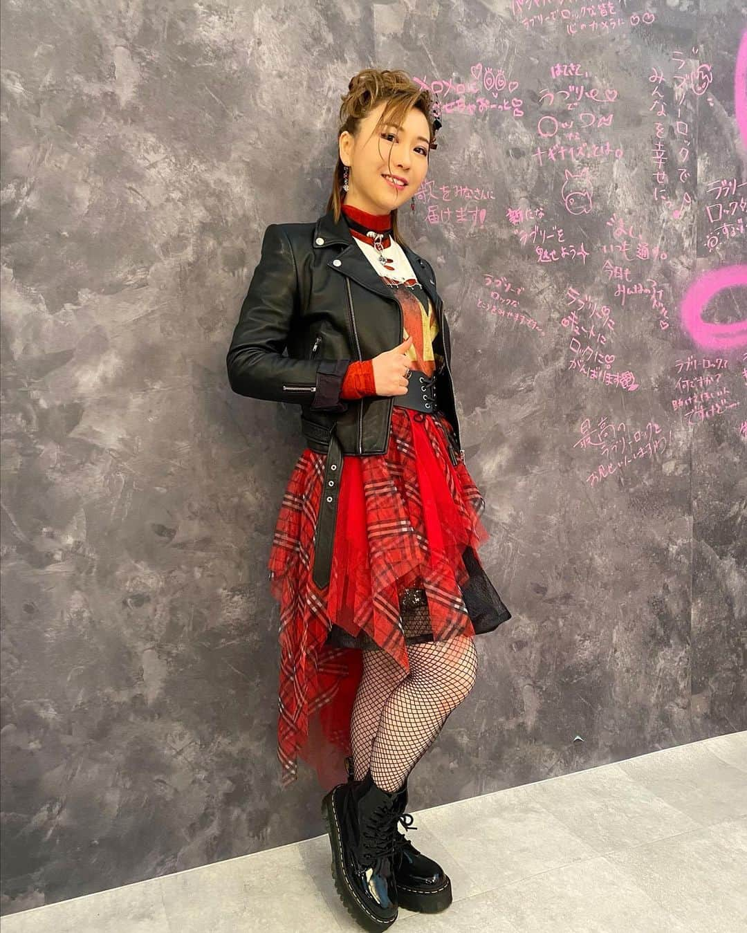 安野希世乃さんのインスタグラム写真 - (安野希世乃Instagram)「👗 先日のアイドルマスターシンデレラガールズSoL!!!  パンフレットのお衣装を、 株式会社マナマナのスタイリスト 斎藤 誠也(Takaya Saito)様にスタイリングして頂きました。  夏樹のカードを沢山見て頂いた上で、バッチリ仕上げていただけました🌟  感謝感激でした〜🎸⚡️  最高にロックなお衣装、ありがとうございます‼️  指輪などの小物は、自分の足で探しました🐾」9月28日 15時46分 - kiyonon_at_home