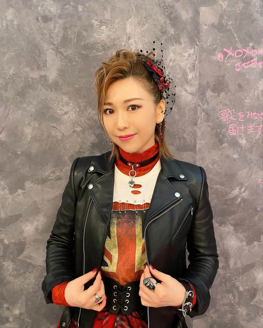 安野希世乃さんのインスタグラム写真 - (安野希世乃Instagram)「👗 先日のアイドルマスターシンデレラガールズSoL!!!  パンフレットのお衣装を、 株式会社マナマナのスタイリスト 斎藤 誠也(Takaya Saito)様にスタイリングして頂きました。  夏樹のカードを沢山見て頂いた上で、バッチリ仕上げていただけました🌟  感謝感激でした〜🎸⚡️  最高にロックなお衣装、ありがとうございます‼️  指輪などの小物は、自分の足で探しました🐾」9月28日 15時46分 - kiyonon_at_home