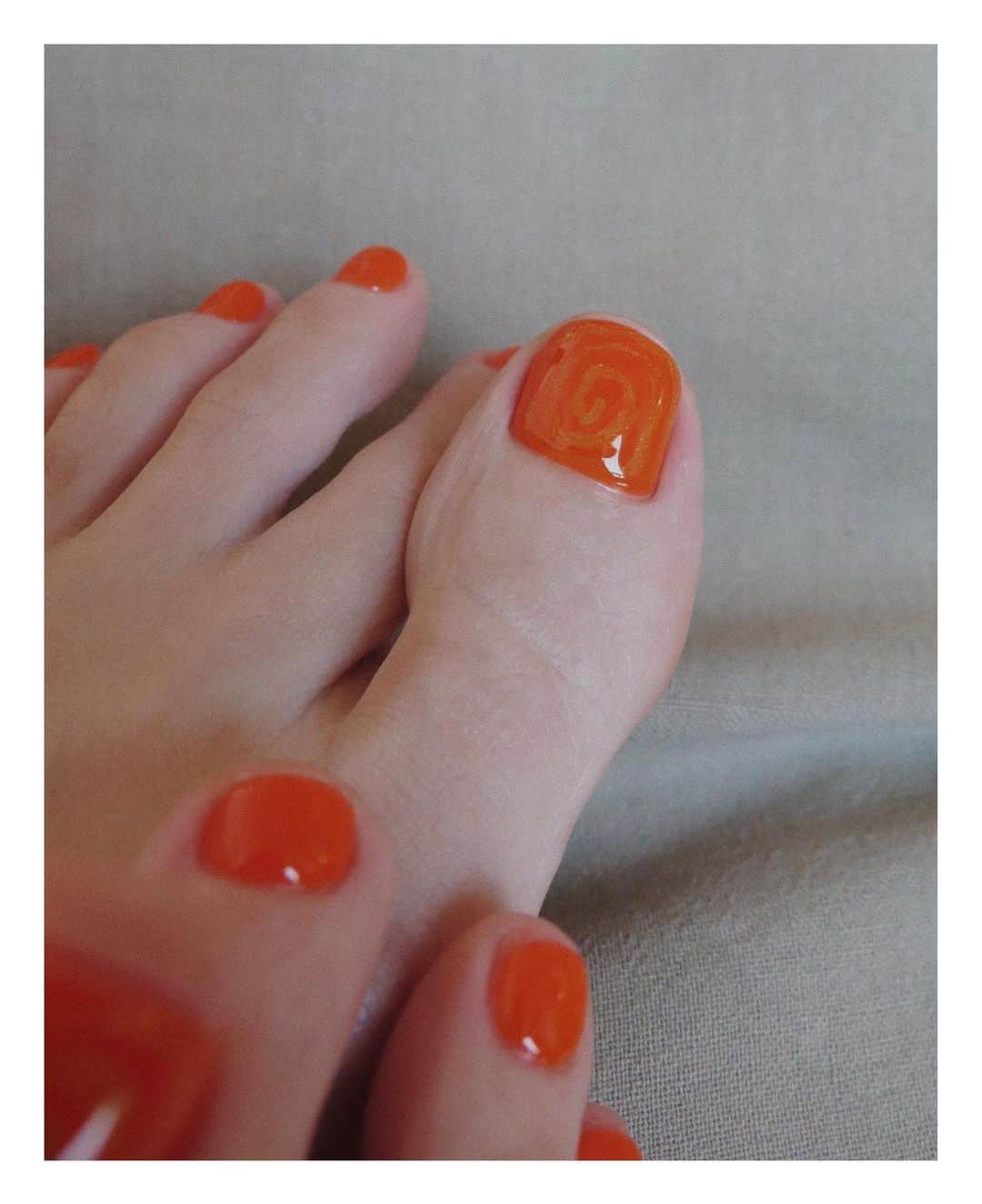 花楓のインスタグラム：「今日もお家で💅🏠  気分はオレンジ🍊🧡 まだ渦にハマってるので、、 何回目かな？🥺🌀 遠くから見たら一色ネイル。 さりげなく入れてくれました🧡💛  いつも可愛いネイルをありがとう😘💕💕💕  Ocho着けてくれとる🥺💕 @erisa_takemura」