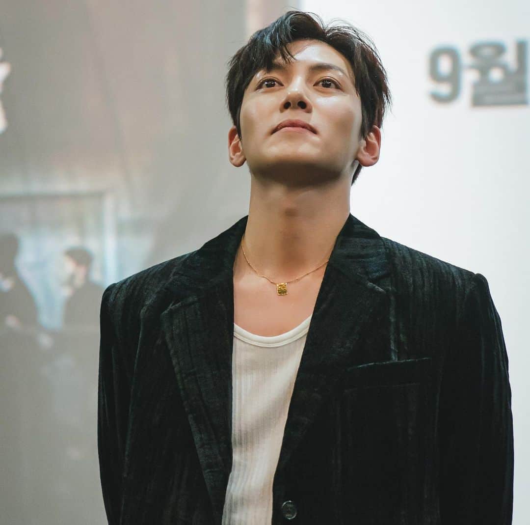 チ・チャンウクさんのインスタグラム写真 - (チ・チャンウクInstagram)「즐거운 명절입니다. 여러분 다들 즐거운 한가위 되시고 부디 명절은 최악의악과 함께하세요…ㅋㅋㅋㅋㅋㅋ  #최악의악 #디즈니플러스」9月28日 15時46分 - jichangwook