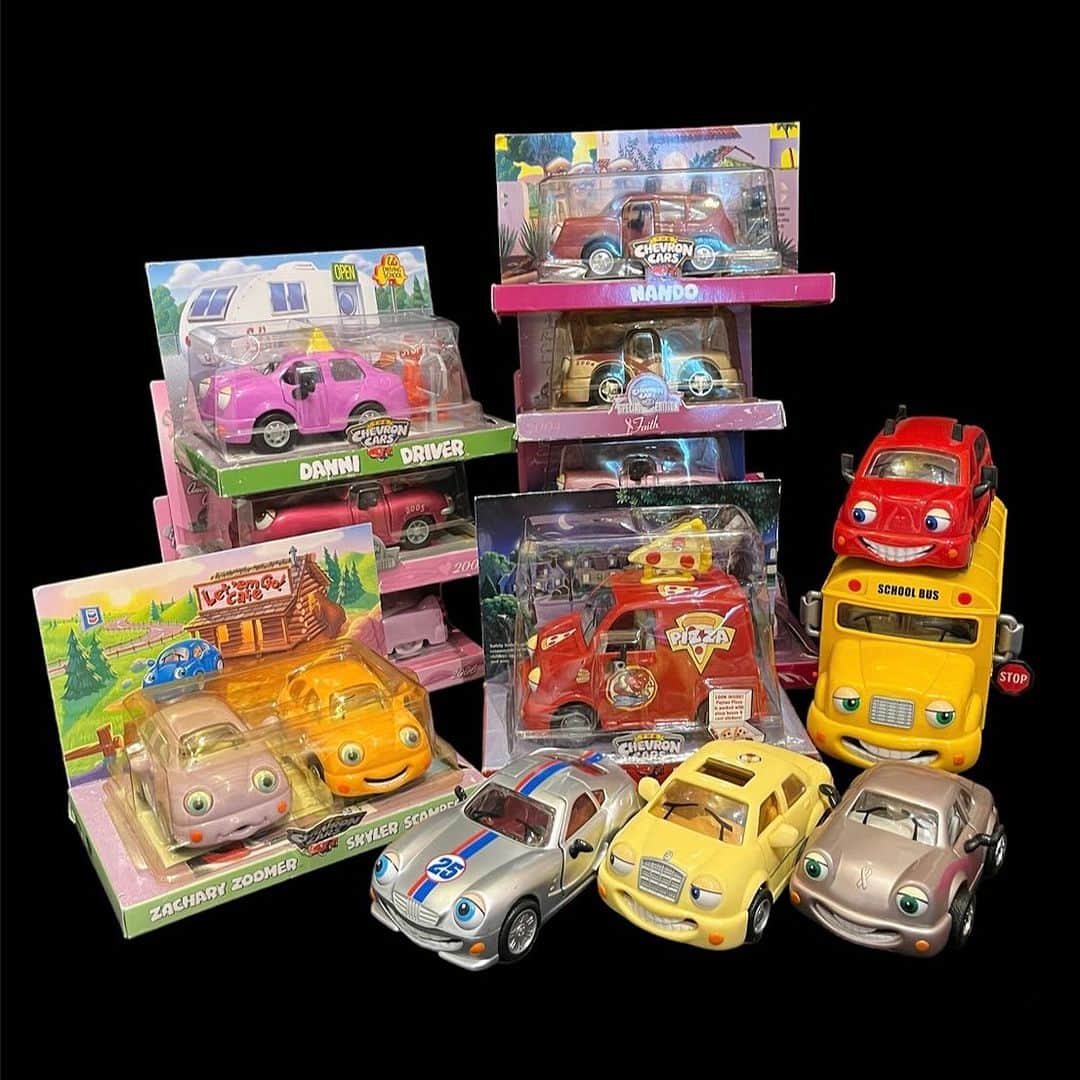 おもちゃやSPIRALのインスタグラム：「Vintage The Chevron Carsたくさん入荷しました🚗  オススメは、Babyと🍕🚙です！  かわいいですよー！」