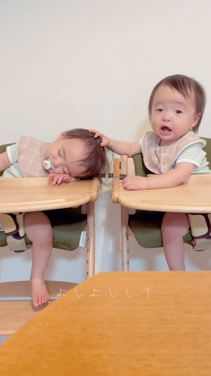 SHOGのインスタグラム：「１歳が１歳を寝かしつけ☺︎☺︎ 眠っているあおの手を握って よしよししてくれてありがとう  そらやさしいね☺︎☺︎ でも静かにはできないみたい笑  #一瞬一生を大切に  #あおそら #一歳 #寝かしつけ #癒し  #双子 #双子のいる生活 #双子育児#双子ボーイズ  #ママリ #twins #twinboys #子育て #育児 #育児日記 #たれまゆちゃん」