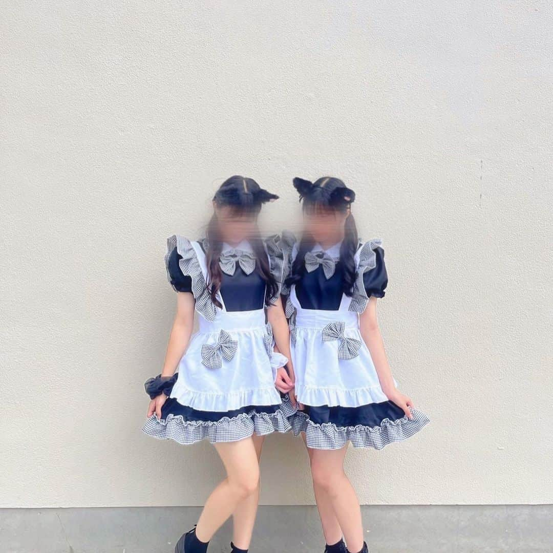 荻山こころのインスタグラム：「友達とねこみみメイド‎ー！ 一緒にやってくれた‎🤍🖤ありがとー^ ̳> < ̳^‪‪  #猫耳メイド  #メイドコスプレ  #メイド服  #文化祭  #文化祭ヘア  #文化祭コーデ  #文化祭コスプレ  #jk  #jkの素敵な思い出  #jkブランド  #sjk」