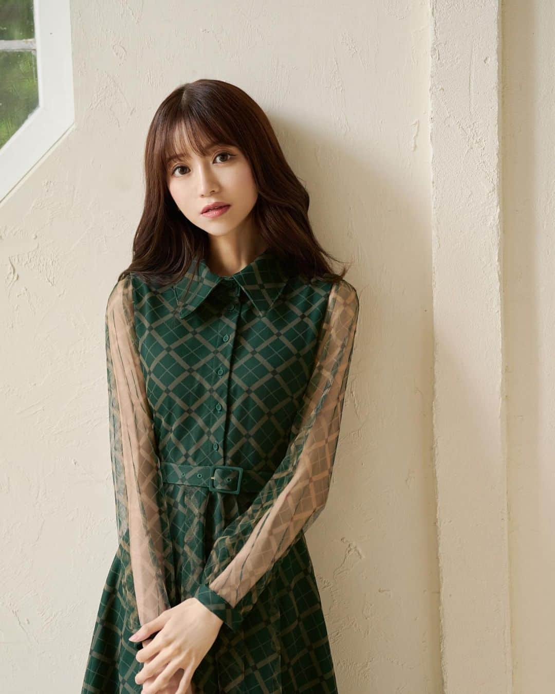 のインスタグラム：「Coming soon... 10/6(Fri)12:00〜  "emiria"ロゴ入り オリジナルのシアーチェック柄が印象的なチュールワンピース。  袖はあえて裏地をつけず透け感を残すことで深みのあるカラーでも印象を重たくなりすぎずお召しいただけます。 オケージョン用としてもおすすめのワンピースです。  See-through bias check one-piece white/green ¥22,850  #emiriawiz #エミリアウィズ #愛沢えみり」
