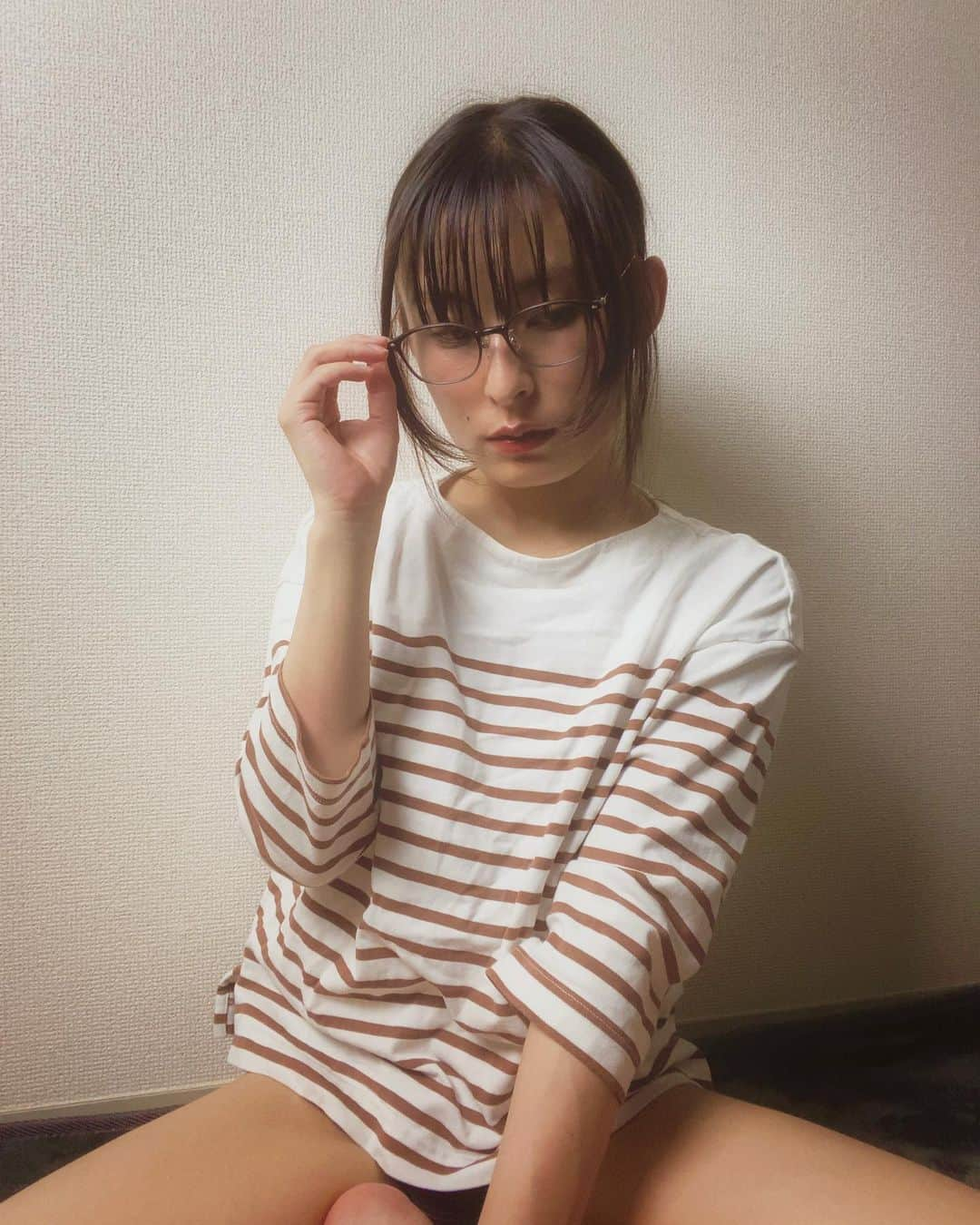 有栖川さつきさんのインスタグラム写真 - (有栖川さつきInstagram)「大人しそうなおねえさん  ┈┈┈┈┈┈┈ ❁ ❁ ❁ ┈┈┈┈┈┈┈┈  《 My Profile 》 名前 : 皆川彩月(みながわさつき) 職業 : グラビアアイドル・タレント 活動 : 撮影会、グラビア作品出演、メディア出演...etc 出身 : 千葉県 趣味 : 原付ツーリング、コスプレ、野球観戦  《 ハイライトには...？ 》  ◆会える日 撮影会など、直接"会える"イベント情報が 一目で確認できます！会えるよ💋  ◆作品情報 グラビアDVD.VR.撮り下ろしスチールなど 情報や購入ページこちらで見れます！  ◆SNS Twitter(X) / TikTok / YouTubeの リンクをまとめてあります！ それぞれのSNSで異なる投稿をしています♡  お仕事のご依頼はメールまでお願いします📫 (所属事務所セルワールドエンタテイメント宛)  ┈┈┈┈┈┈┈ ❁ ❁ ❁ ┈┈┈┈┈┈┈┈  #japanesemodel #グラビアアイドル #クールビューティー　 #スレンダー　 #猫目女子 #メガネ女子 #被写体女子」9月28日 15時55分 - satsukidayo55