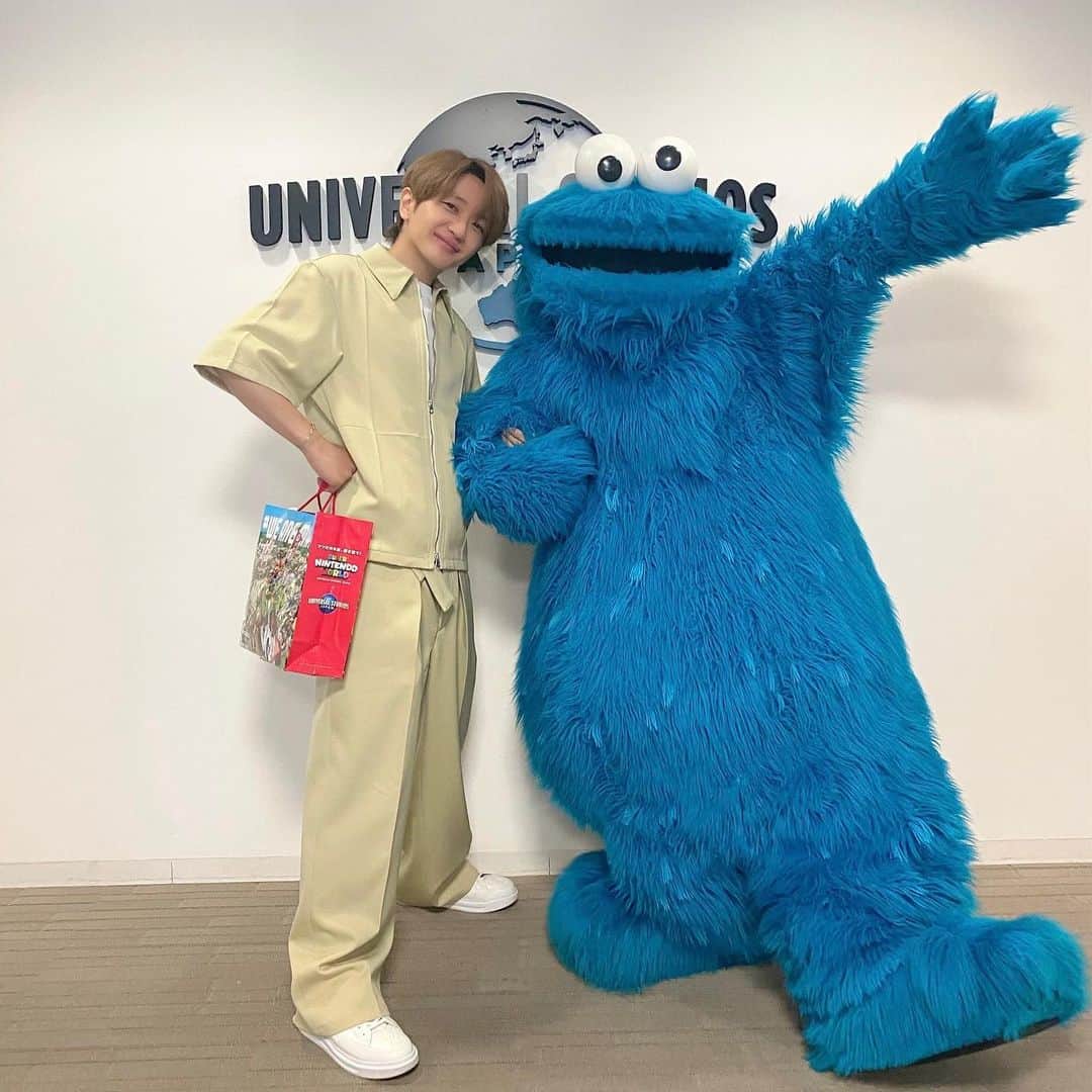 西島隆弘（Nissy）さんのインスタグラム写真 - (西島隆弘（Nissy）Instagram)「東京戻りまで、40分あったので ドームツアーに遊びにきてくれた お礼を改めて伝えに 会ってきましたー！  みんな元気だった🥳  全員には会えなかったのだけどね😅  また、ゆっくり時間が作れそうな時に アトラクションも 体験させてもらいますー❗️  USJ関係者の皆様も ありがとうございました😊  #体験できる時間はなかったけれど #パーク内に入って歩き回ってるだけで #高揚するのは #エンタメパワー #辛いことがあっても #足が軽くなるというか #身体が浮く」9月28日 15時56分 - nissy_nissystaff