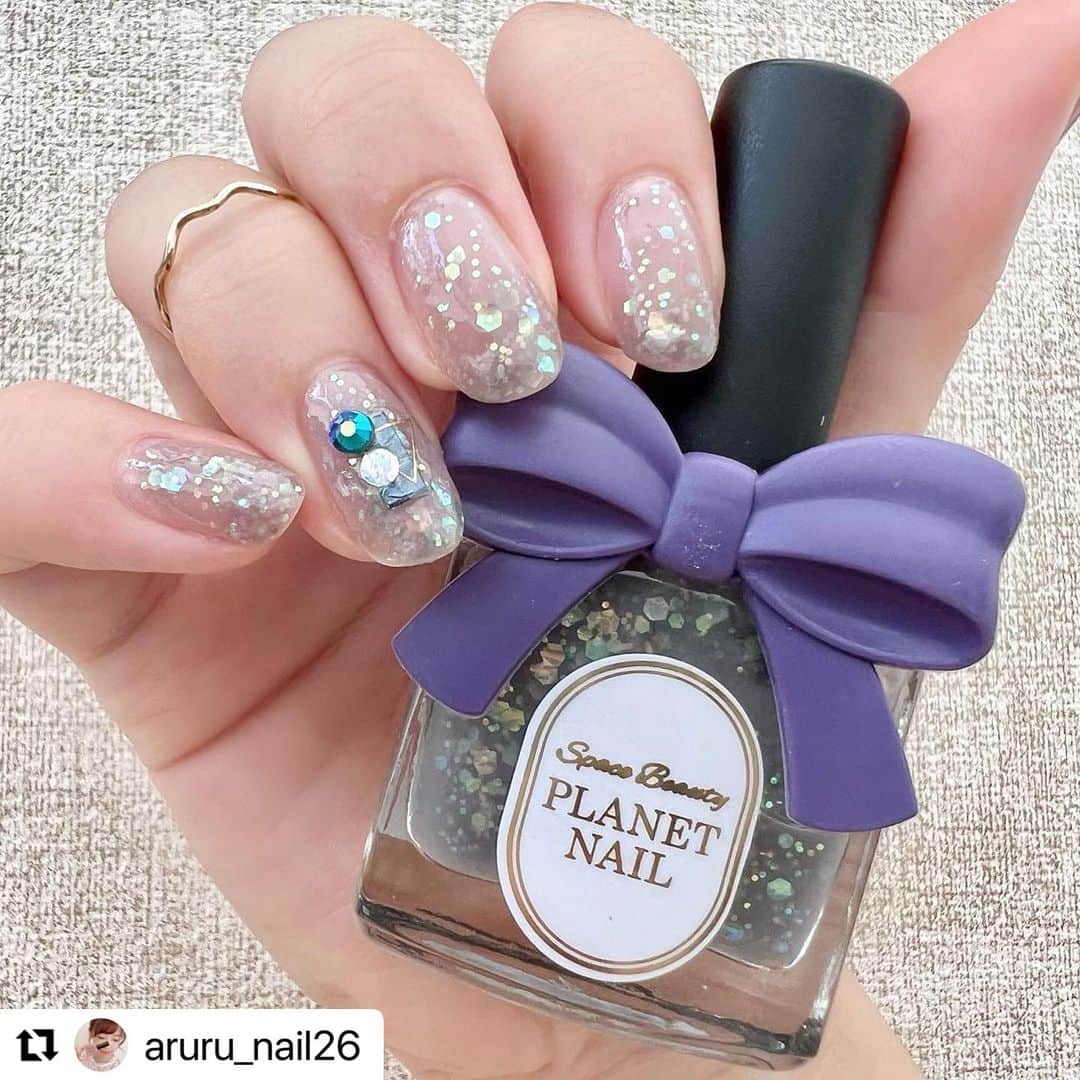 【PLANET NAIL（プラネット ネイル）】公式さんのインスタグラム写真 - (【PLANET NAIL（プラネット ネイル）】公式Instagram)「✰✰✰ ━━━━━━━━━━━━━━━ @aruru_nail26 さま♡  PLANETNAIL ラメネイル PLH04 エトワールグレー を使ったきゅーとなラメネイルデザインのご紹介ありがとうございます👩‍❤️‍💋‍👩✨  ホログラム入りハードナーなので こんなにeasyに可愛くデザインできちゃうんです🩷 みなさままぜひぜひまねっこしてみてください✨✨✨ ╍ ╍ ╍ ╍ ╍ ╍ ╍ ╍ ╍ ╍ ╍ ╍ ╍ ╍ ╍ ╍ ╍   PLANET NAILエトワールグレー ( @planet.jp )  9/11に発売された新色ハードナーをいただいたので ささっと塗ってみました💅  ぷっくりキラキラに仕上がりました〜✨  1度塗りでも十分にラメがつくので 1度塗りでも2度塗りでも可愛いです💓  私のおすすめは1度塗りと2度塗りを MIXさせること！  ベースのカラーがクリアグレーなので 濃淡をつけてあげると抜け感が出て オシャレな雰囲気になる気がします☺️  ブログも更新しました！ → @aruru_nail26   実はプラネットガールに応募していてて、 2次の面談まで進んだのですが 残念ながら選ばれなかったんです🥲  ですがその後、 感謝の気持ちとして新色を送ってくださったんです🥺  優しすぎませんか😂😂😂  もう1色、運命の女神も頂いたので それでもネイルをしたいと思います💅   #セルフネイル  #ポリッシュネイル  #nail #自爪ネイル #ロカリネイル #あるるセルフネイル  #プラネットネイル」9月28日 15時57分 - planet.jp