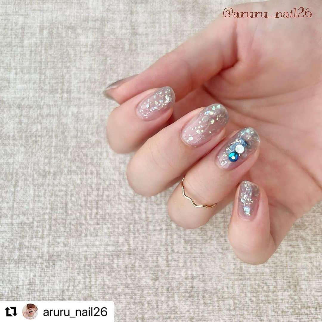 【PLANET NAIL（プラネット ネイル）】公式さんのインスタグラム写真 - (【PLANET NAIL（プラネット ネイル）】公式Instagram)「✰✰✰ ━━━━━━━━━━━━━━━ @aruru_nail26 さま♡  PLANETNAIL ラメネイル PLH04 エトワールグレー を使ったきゅーとなラメネイルデザインのご紹介ありがとうございます👩‍❤️‍💋‍👩✨  ホログラム入りハードナーなので こんなにeasyに可愛くデザインできちゃうんです🩷 みなさままぜひぜひまねっこしてみてください✨✨✨ ╍ ╍ ╍ ╍ ╍ ╍ ╍ ╍ ╍ ╍ ╍ ╍ ╍ ╍ ╍ ╍ ╍   PLANET NAILエトワールグレー ( @planet.jp )  9/11に発売された新色ハードナーをいただいたので ささっと塗ってみました💅  ぷっくりキラキラに仕上がりました〜✨  1度塗りでも十分にラメがつくので 1度塗りでも2度塗りでも可愛いです💓  私のおすすめは1度塗りと2度塗りを MIXさせること！  ベースのカラーがクリアグレーなので 濃淡をつけてあげると抜け感が出て オシャレな雰囲気になる気がします☺️  ブログも更新しました！ → @aruru_nail26   実はプラネットガールに応募していてて、 2次の面談まで進んだのですが 残念ながら選ばれなかったんです🥲  ですがその後、 感謝の気持ちとして新色を送ってくださったんです🥺  優しすぎませんか😂😂😂  もう1色、運命の女神も頂いたので それでもネイルをしたいと思います💅   #セルフネイル  #ポリッシュネイル  #nail #自爪ネイル #ロカリネイル #あるるセルフネイル  #プラネットネイル」9月28日 15時57分 - planet.jp